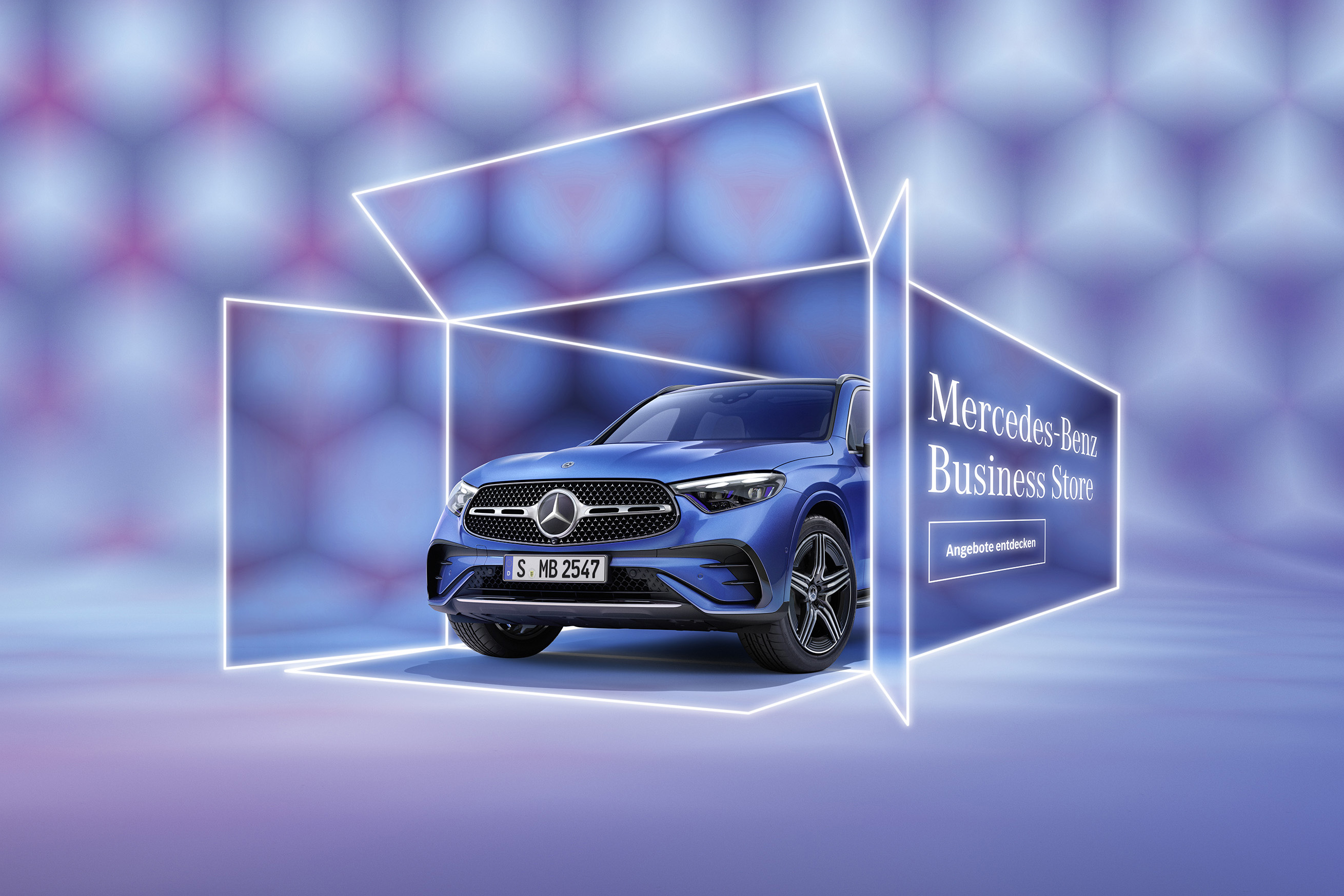 Flotten- und Geschäftskunden | Mercedes-Benz. Ein blaues Fahrzeug in einem grafischen Karton auf violettem Grund.