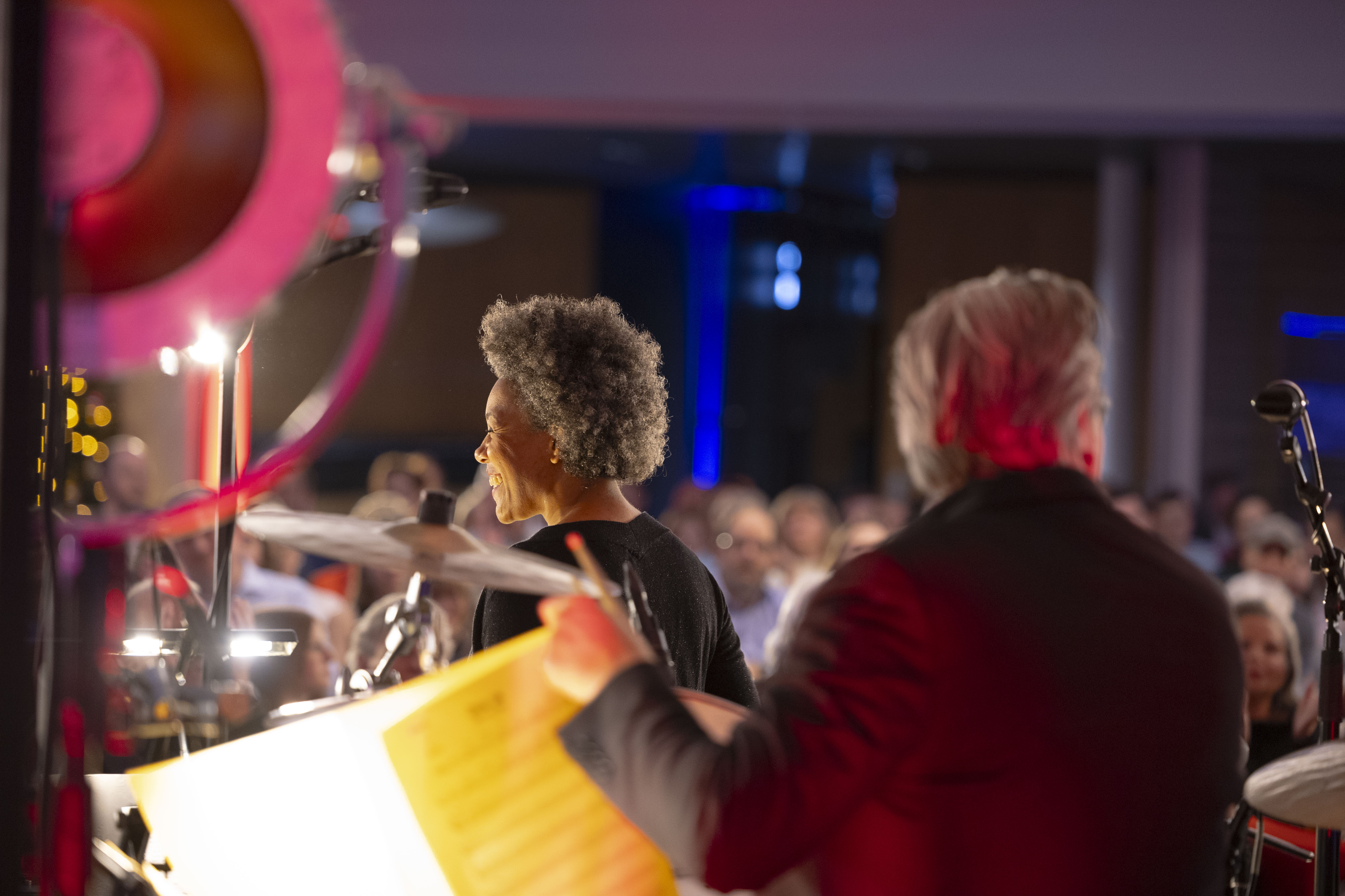 Veranstaltungen im Mercedes‑Benz Kundencenter | Mercedes-Benz. Veranstaltungsbühne im Kundencenter