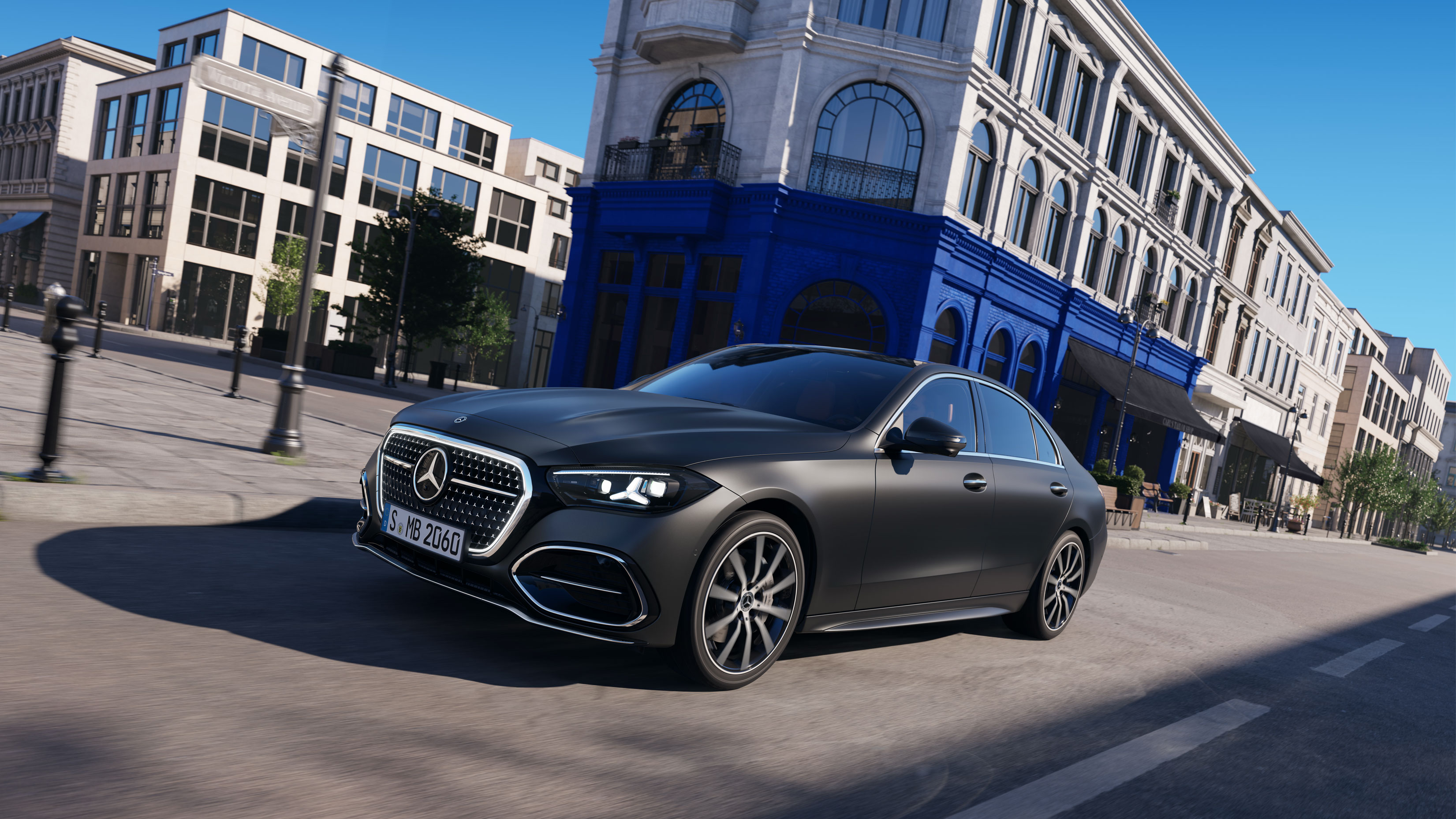 Die neue C-Klasse Limousine stehend vor einem blauen Haus.