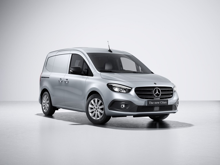 Citan. Ein silber-grauer Mercedes-Benz Citan.