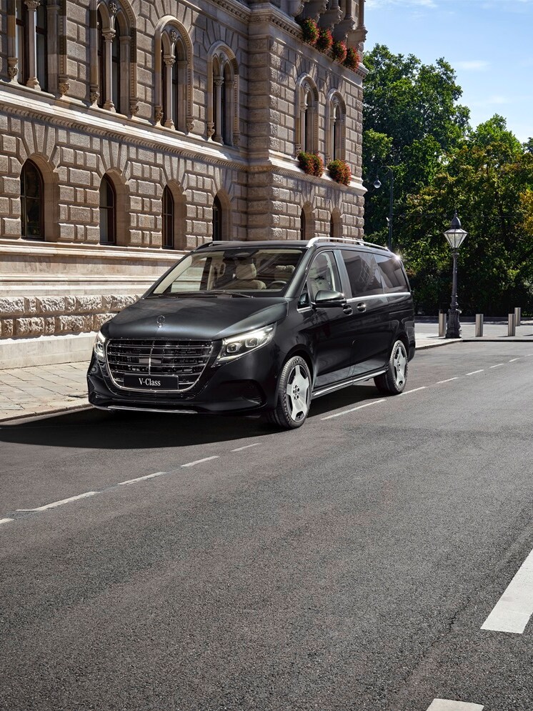 Diplomaten-Fahrzeug vor Gebäude