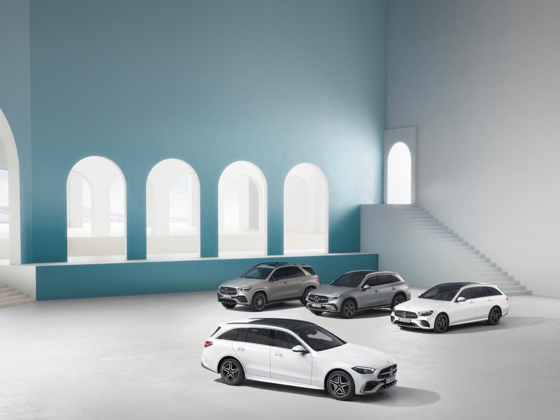 Fahrzeug vor einem futuristisch anmutenden Gebäudekomplex