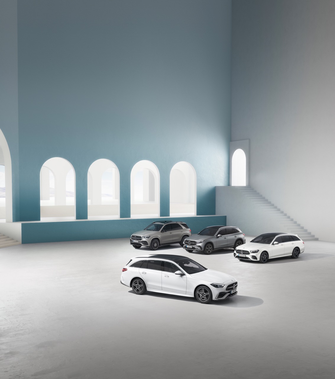 Flotternsterne Fahrzeug vor einem futuristisch anmutenden Gebäudekomplex