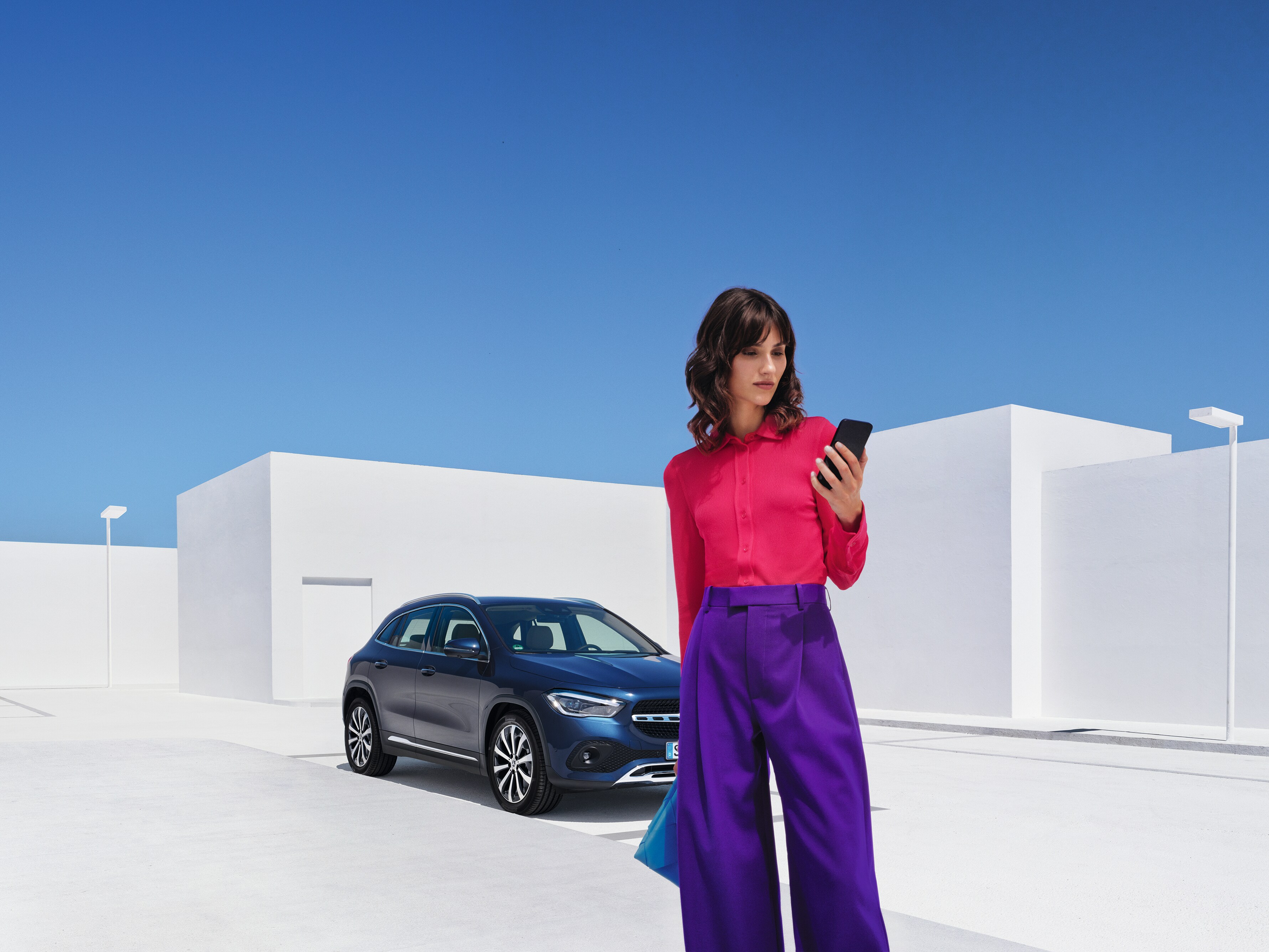 Eine Frau schaut auf ihr Smartphone.