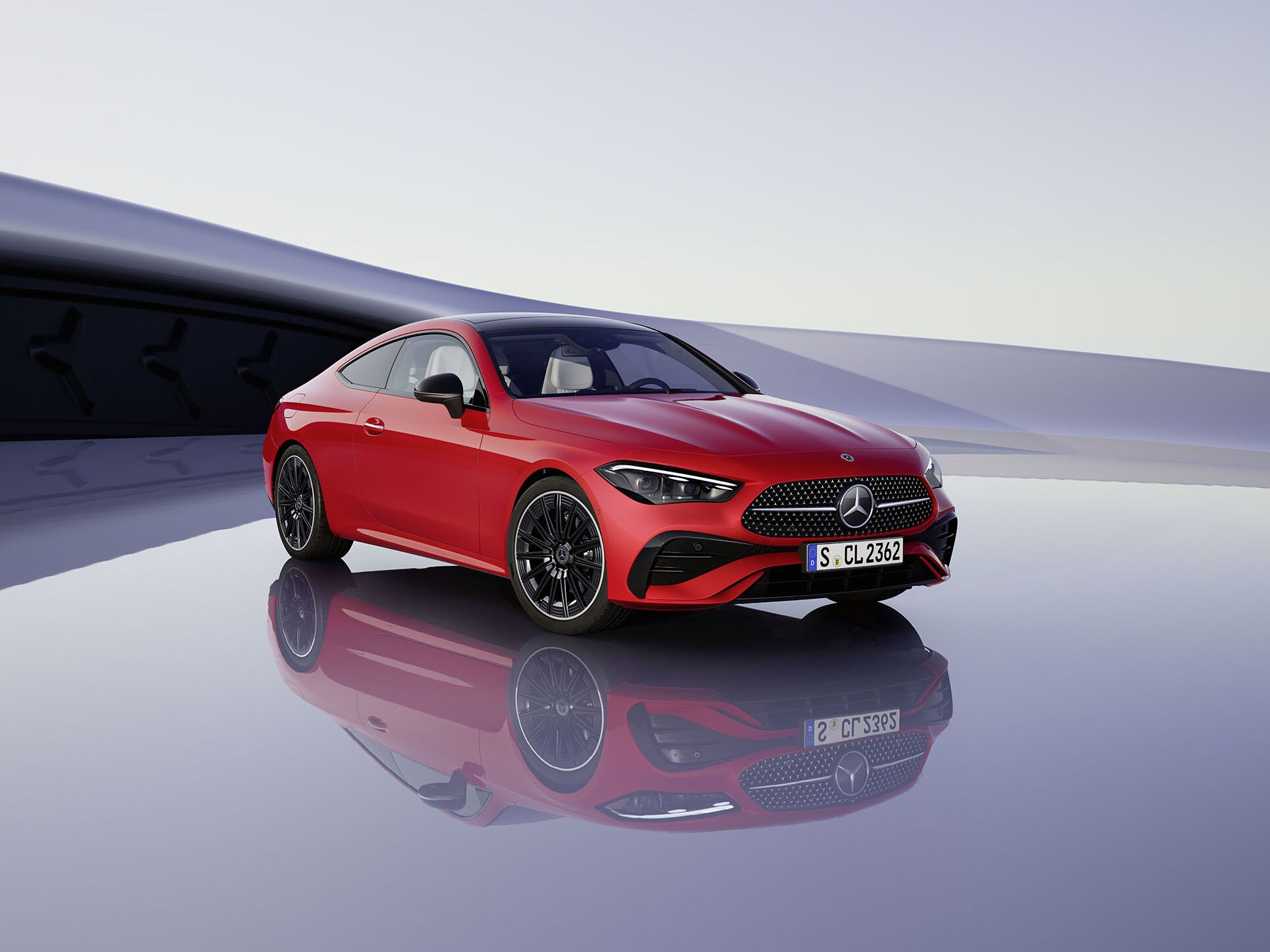 Ein rotes CLE Coupé von Mercedes-Benz auf einer graublauen, spiegelnden Oberfläche.