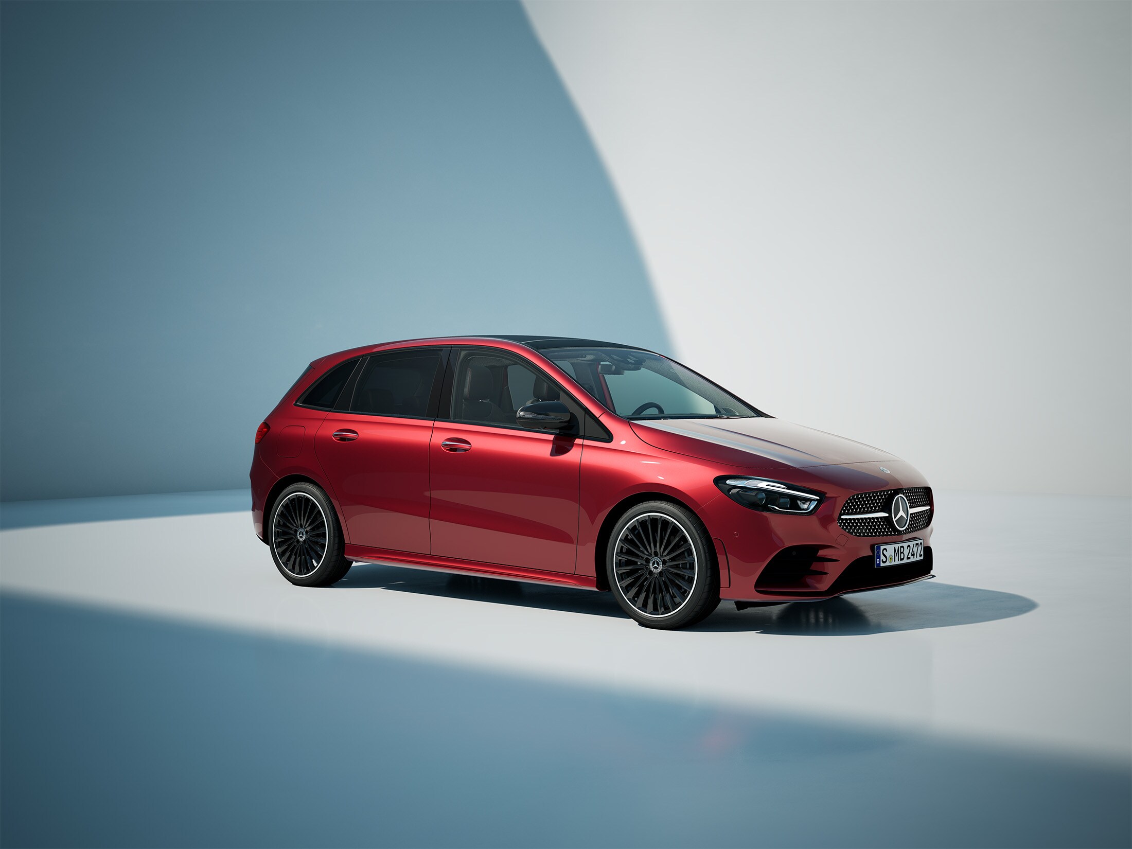 Eine rote B-klasse von Mercedes-Benz steht auf einem ausgeleuchteten, neutralem Grund.