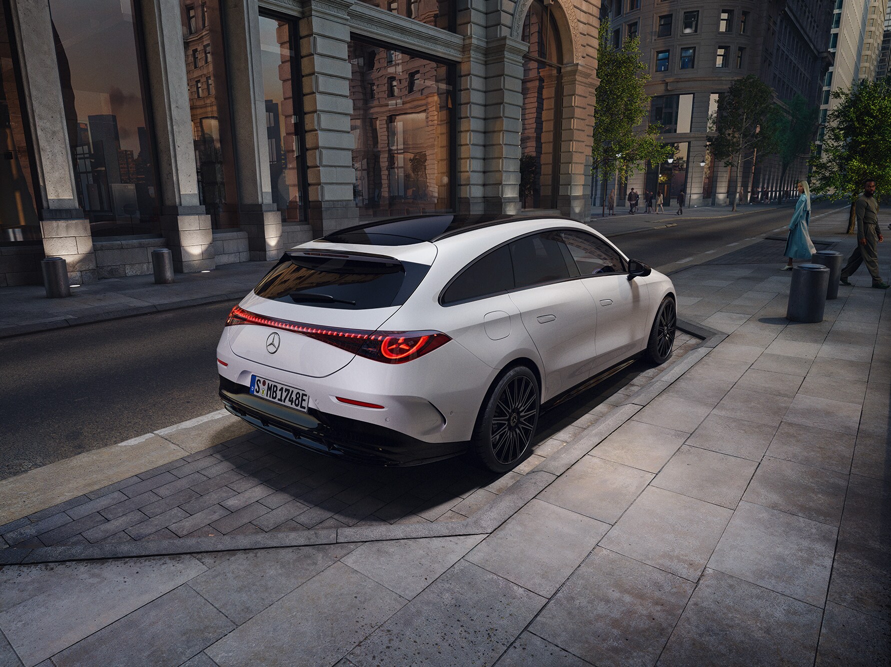 Ein weißer CLA Shooting Brake steht vor einer sandsteinernen Gebäude auf einem Parkplatz.