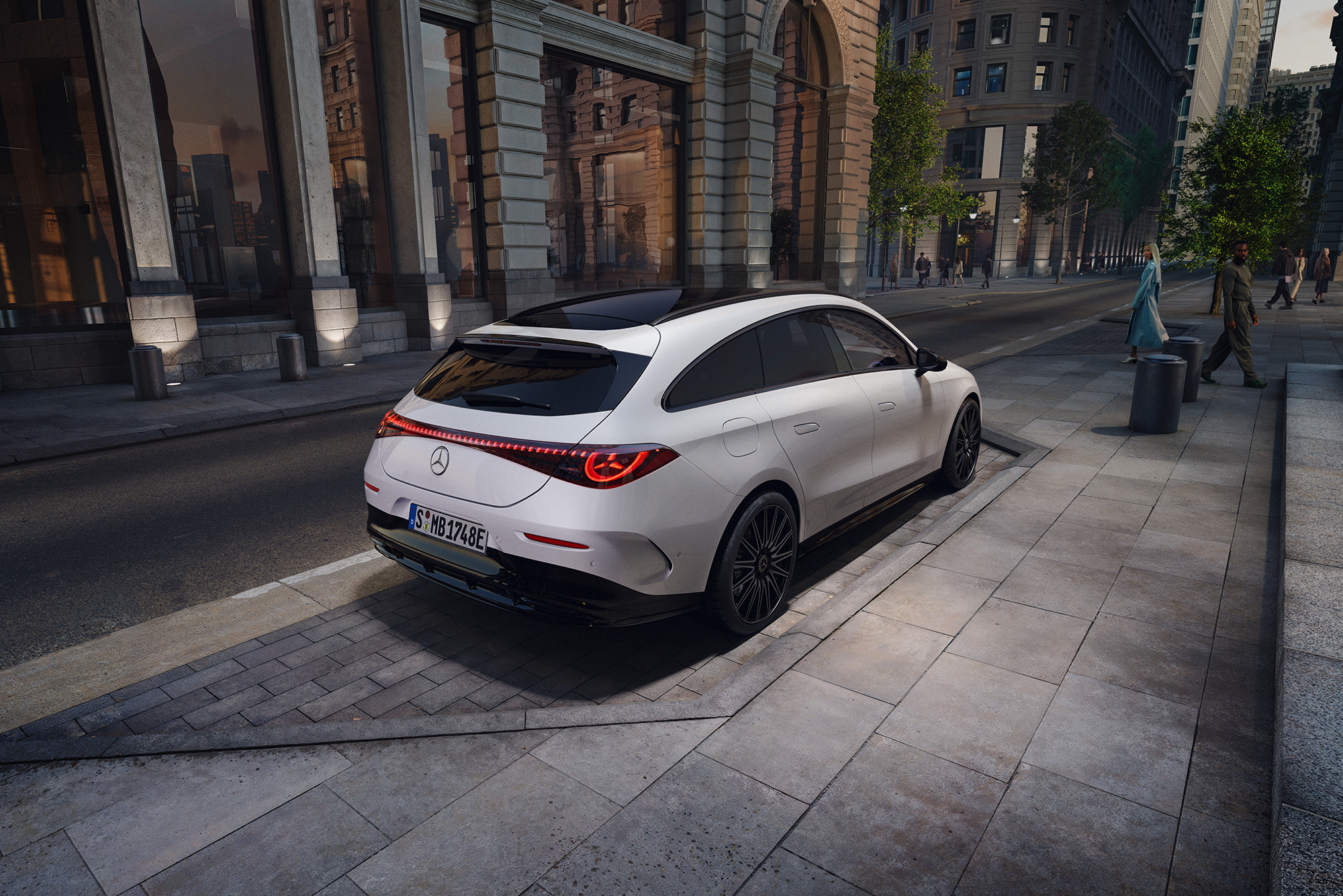 Aktuelle Online-Aktionen | Mercedes-Benz. Ein weißer CLA Shooting Brake steht vor einer sandsteinernen Gebäude auf einem Parkplatz.