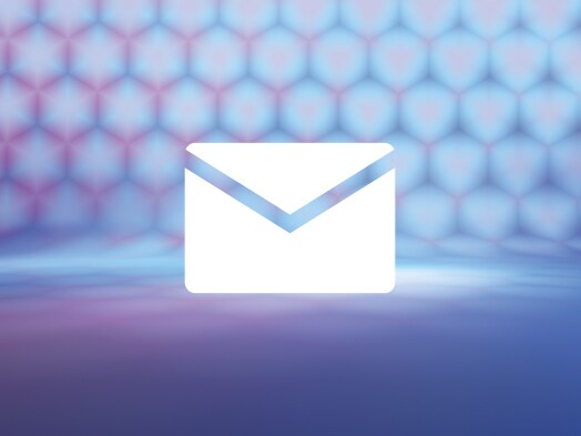Ein E-Mail-Icon vor blauem HIntergrund.