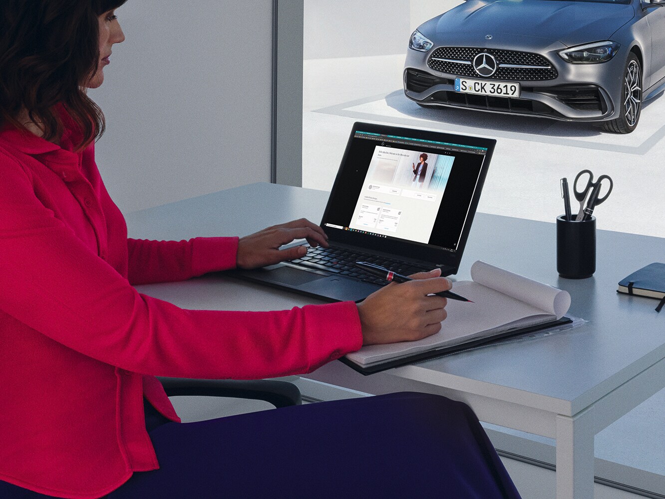 Eine Frau schaut auf ihren Laptop.