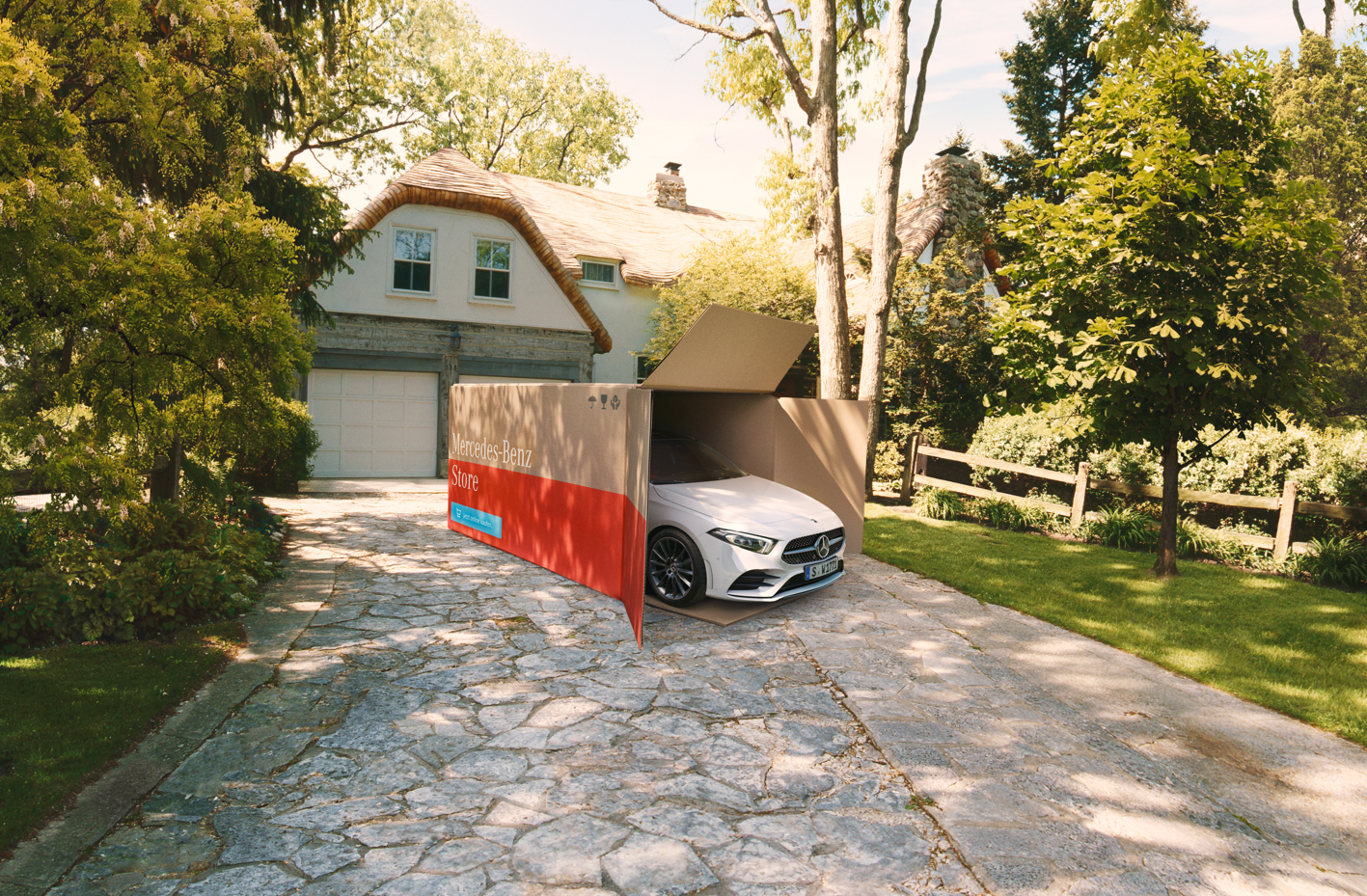 Neuwagen kaufen - so geht's! | Mercedes-Benz Ein weißes Fahrzeug in einem Pappkarton mit der Aufschrift "Mercedes-Benz Store" steht auf einer Einfahrt.