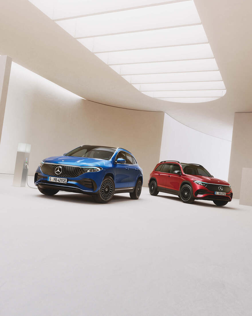 Online Aktionen | Mercedes-Benz. Zwei elektrische Fahrzeuge von Mercedes-Benz auf beigem Grund.