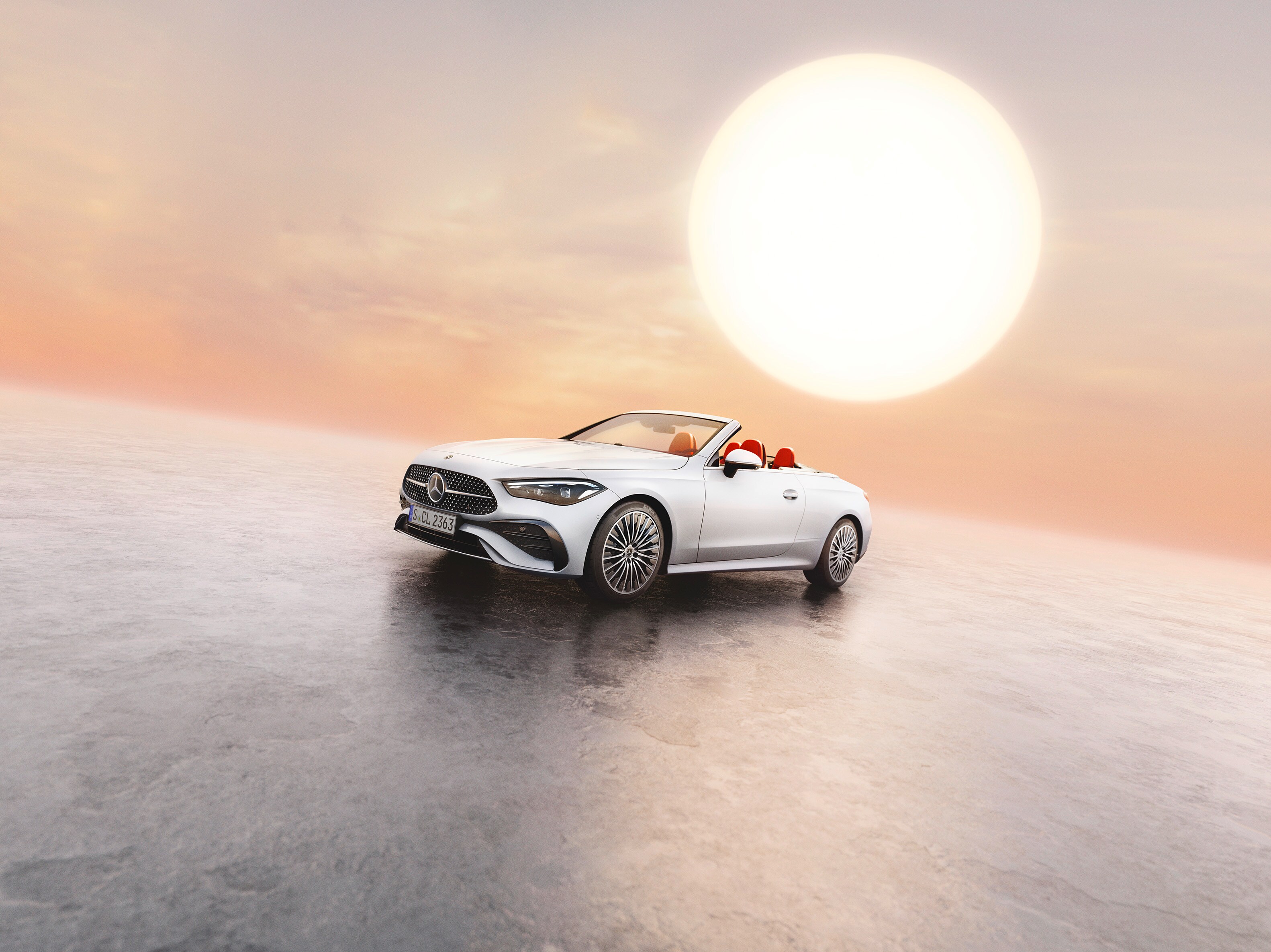 Ein weißes CLE Cabriolet steht auf einem gräulichen Grund vor einer großen, untergehenden Sonne.