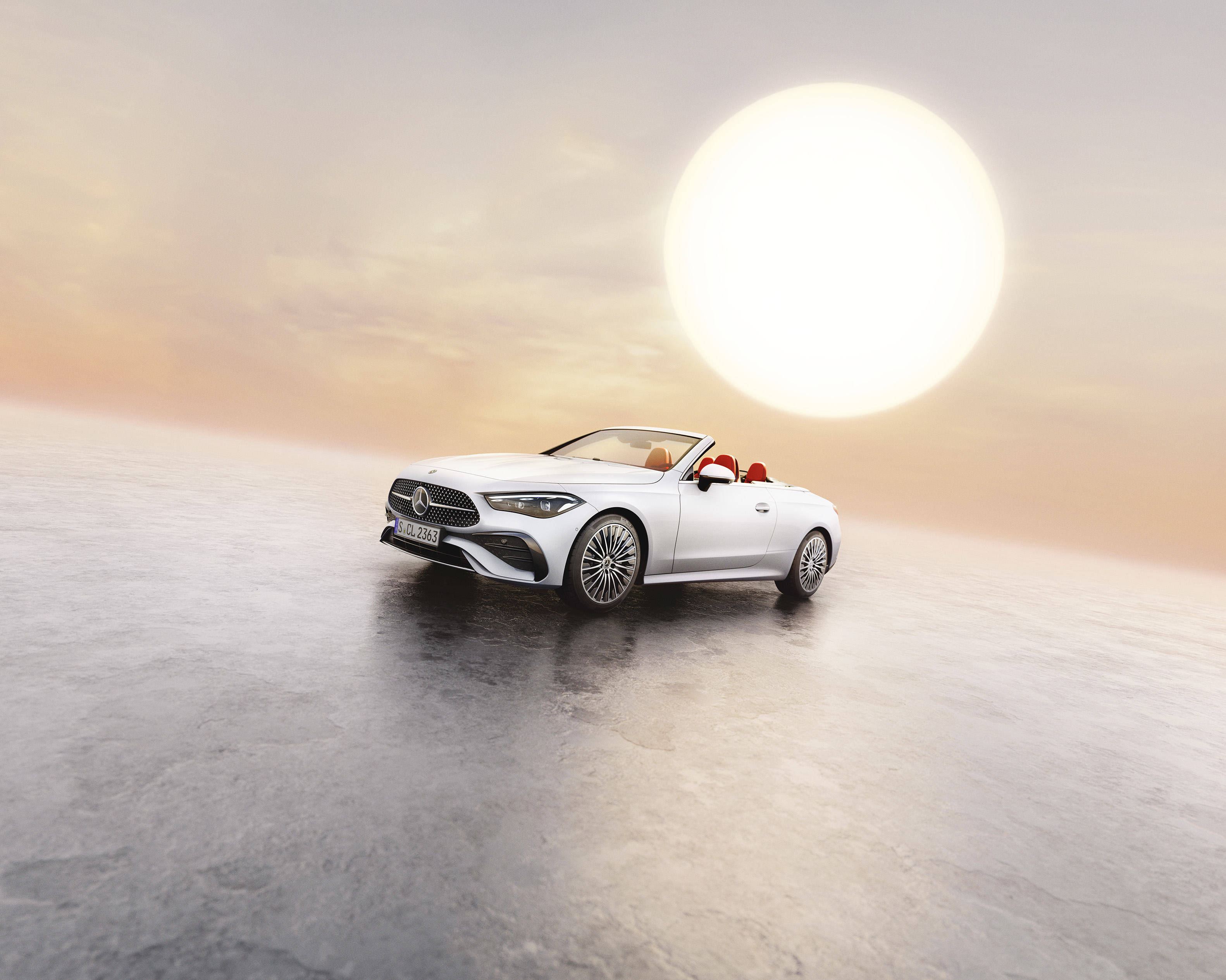 Aktuelle Online-Aktionen | Mercedes-Benz. Ein weißes CLE Cabriolet steht auf einem gräulichen Grund vor einer großen, untergehenden Sonne.