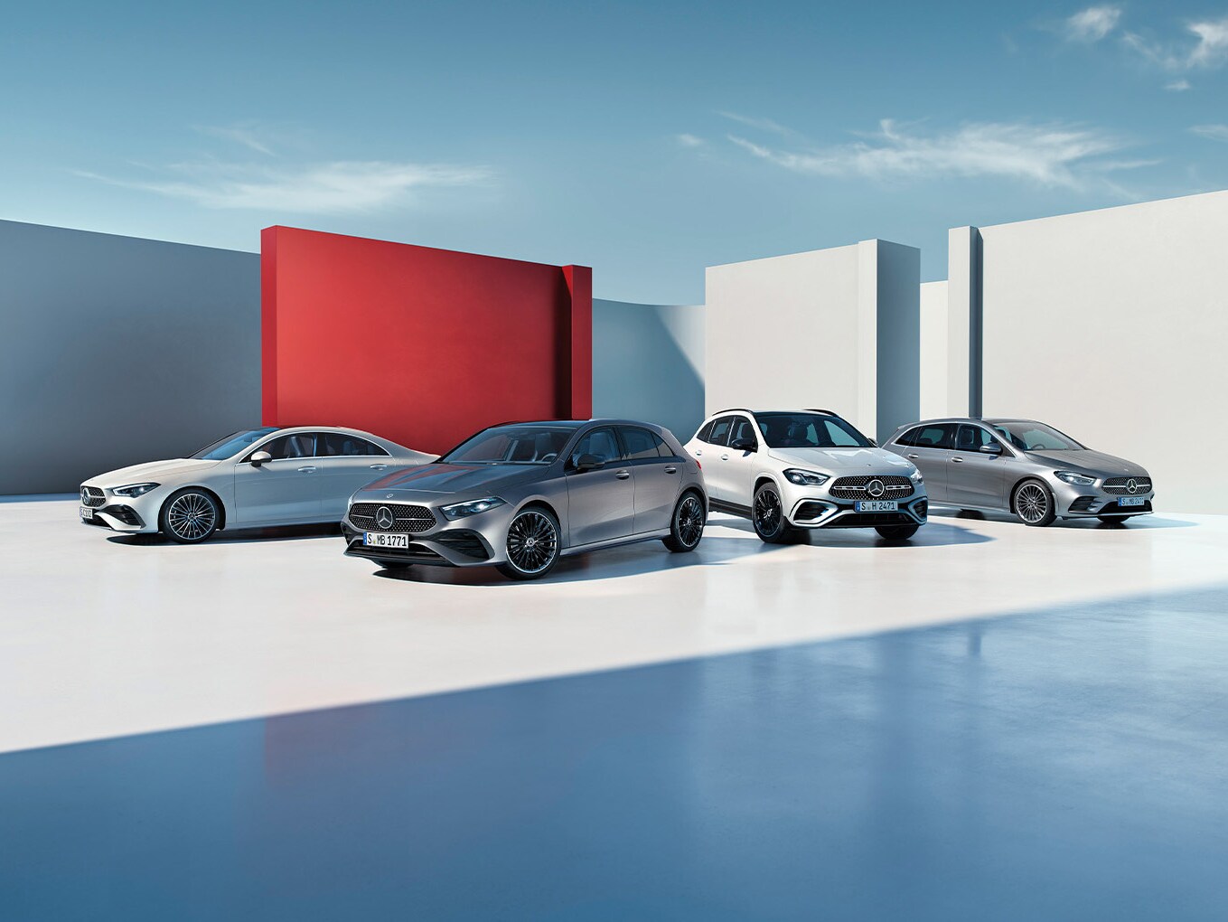 Vier Fahrzeuge von Mercedes-Benz auf neutralem Grund.