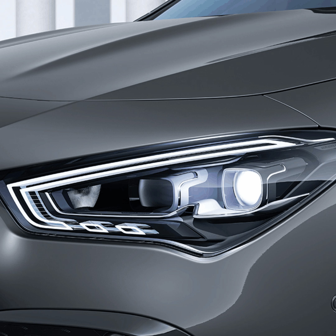 Mercedes-Benz Store | Mercedes-Benz. Nahaufnahme eines Scheinwerfers.