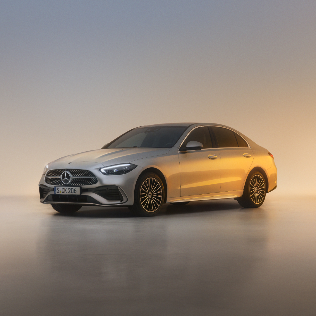 Aktuelle Online-Aktionen | Mercedes-Benz. Eine C-Klasse Limousine von Mercedes-Benz steht auf neutralem, hellen Grund mit Lichtreflexen.
