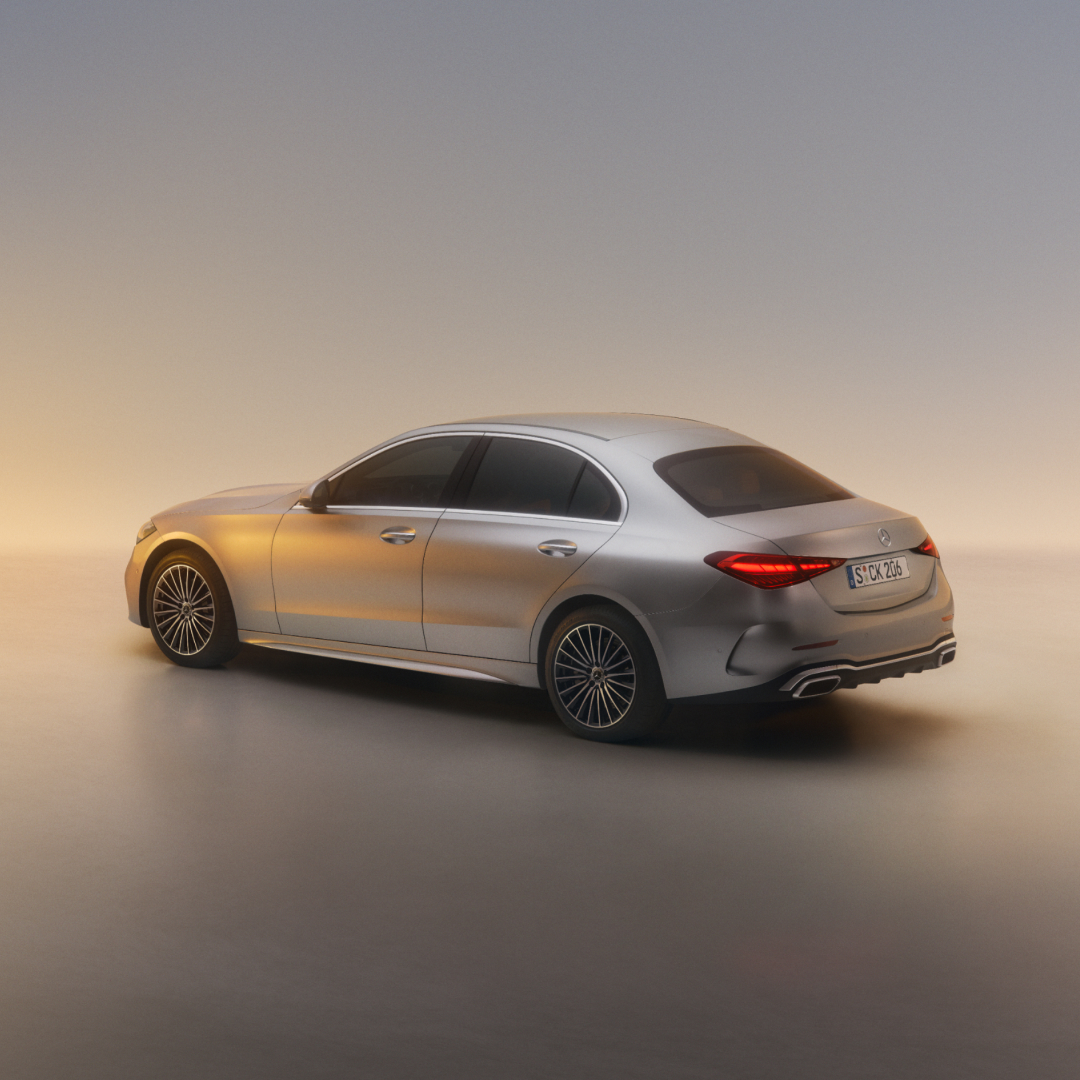 Aktuelle Online-Aktionen | Mercedes-Benz. Eine silberne C-Klasse Limousine von einer seitlich-schrägen Perspektive auf neutralem Grund.