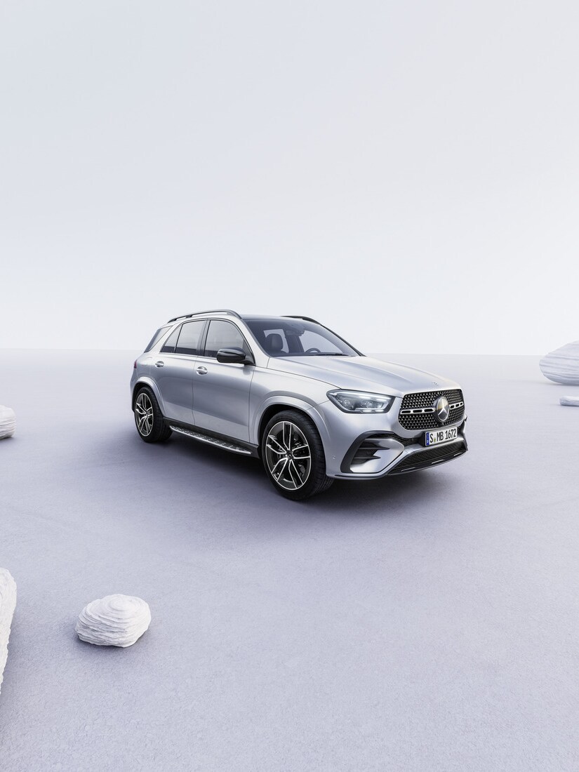 Ein blaues GLE Coupé von Mercedes Benz steht auf einem neutralen Grund.