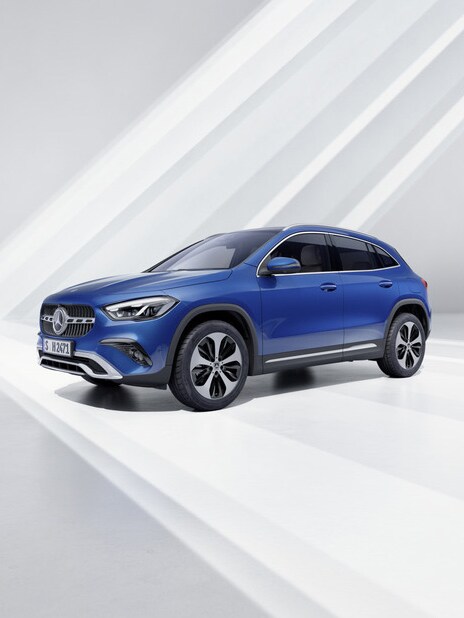 Ein blauer GLA SUV steht auf neutralem, hellen Grund mit Lichtreflexen.