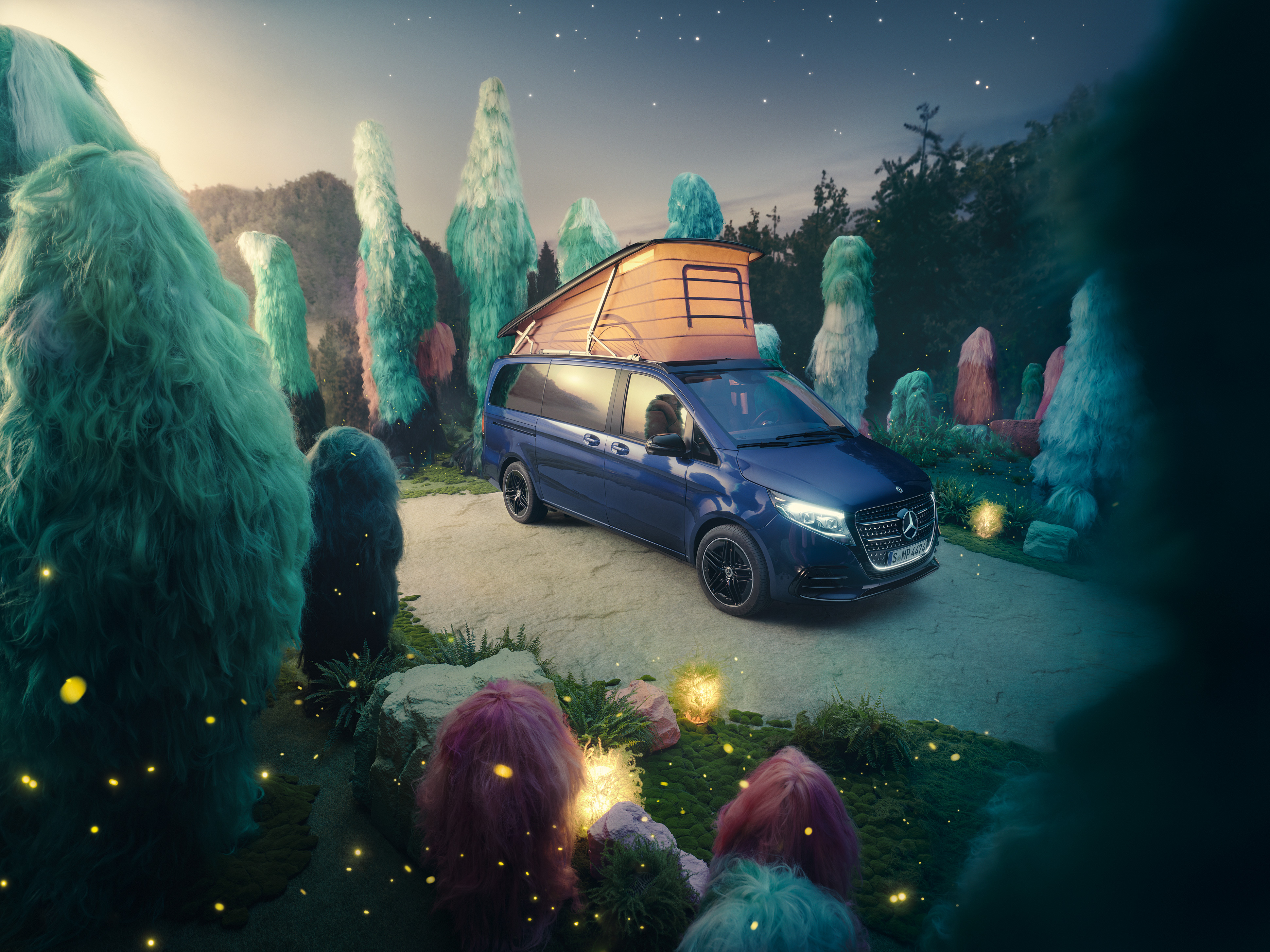 Mercedes-Benz Store | Mercedes-Benz. Die V-Klasse Marco Polo in einem grafischen Wald inmitten von Lichtern.