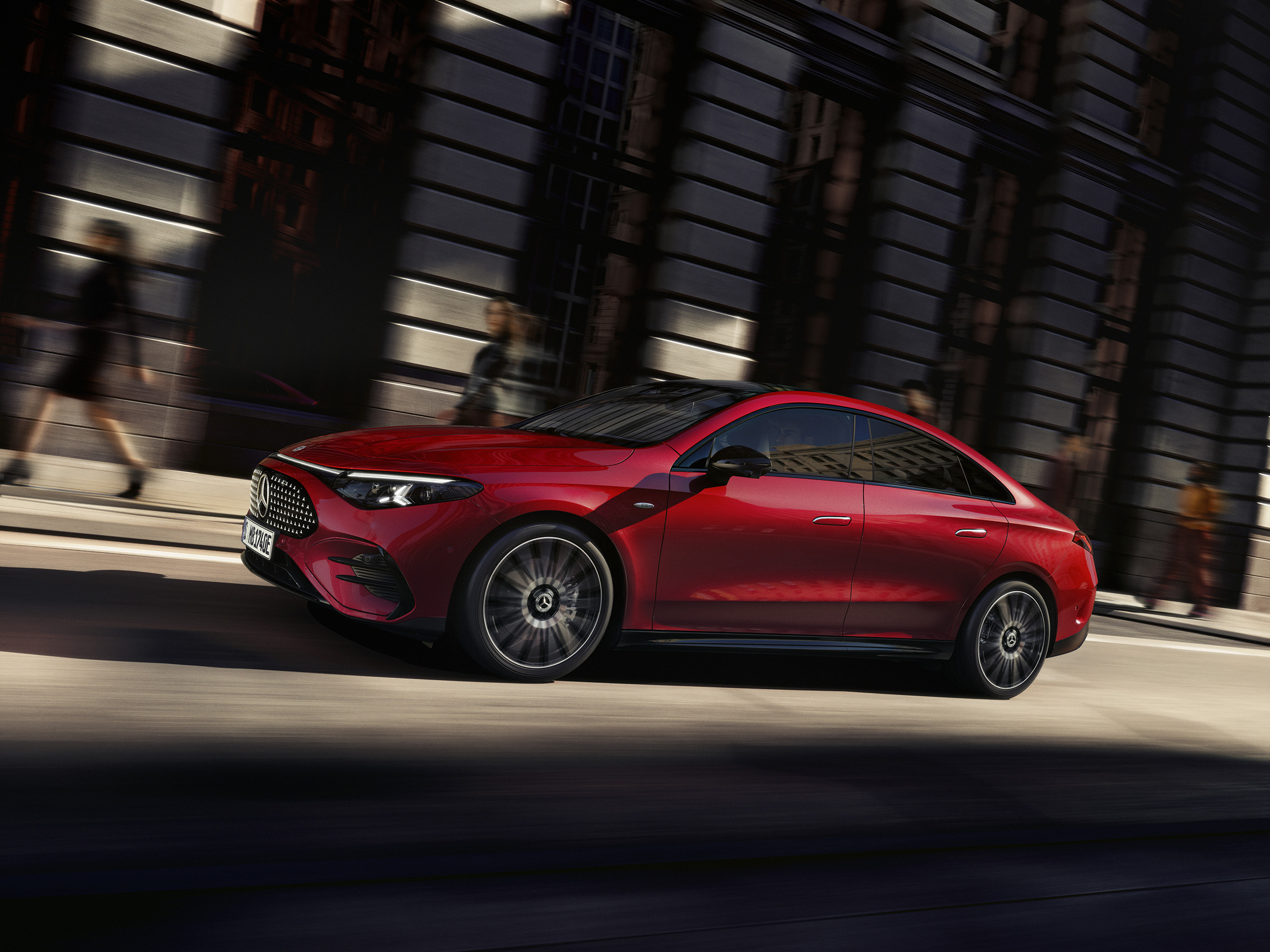 Ein roter CLA steht neben einem Gebäude. Store | Mercedes-Benz.