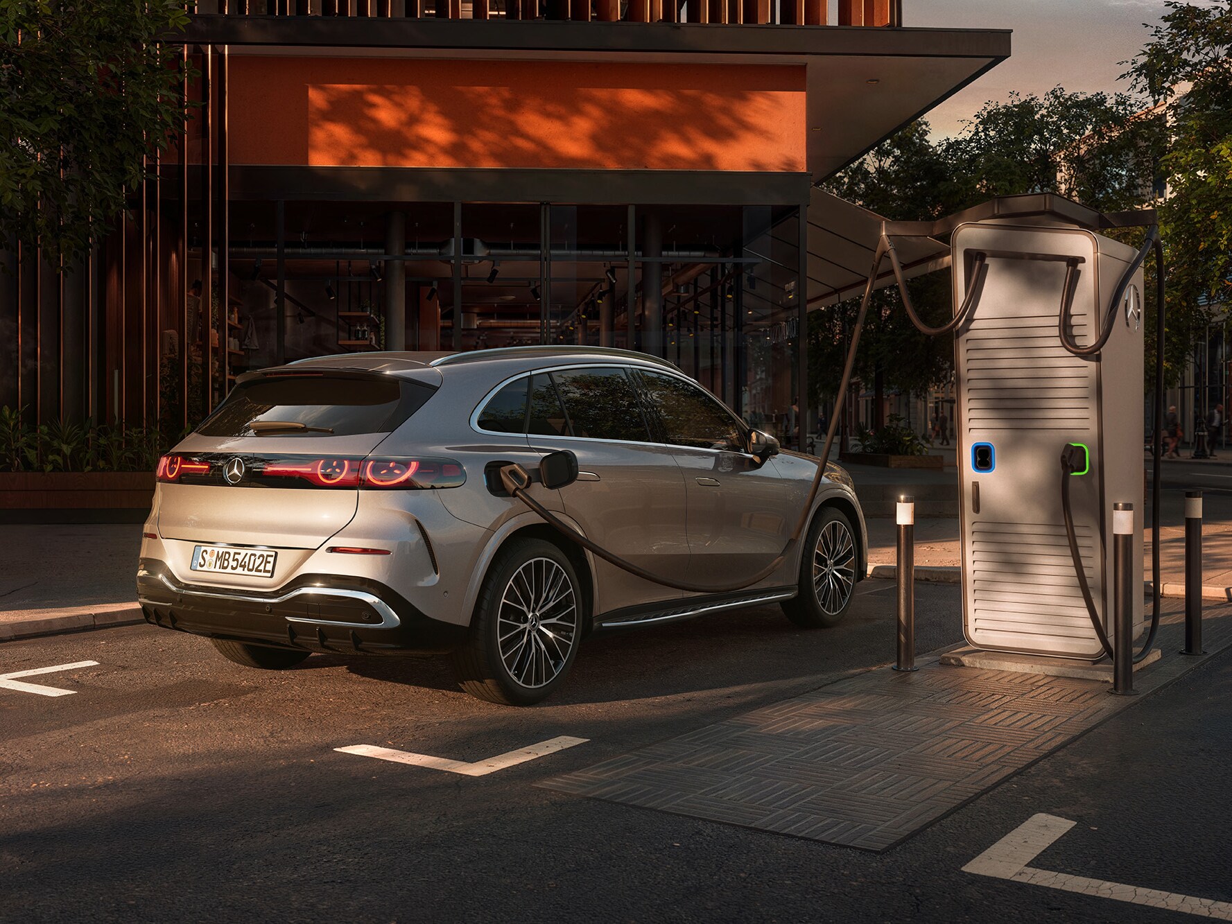 Ein GLC mit elektrischem Antrieb steht auf einer sonnigen Auffahrt.