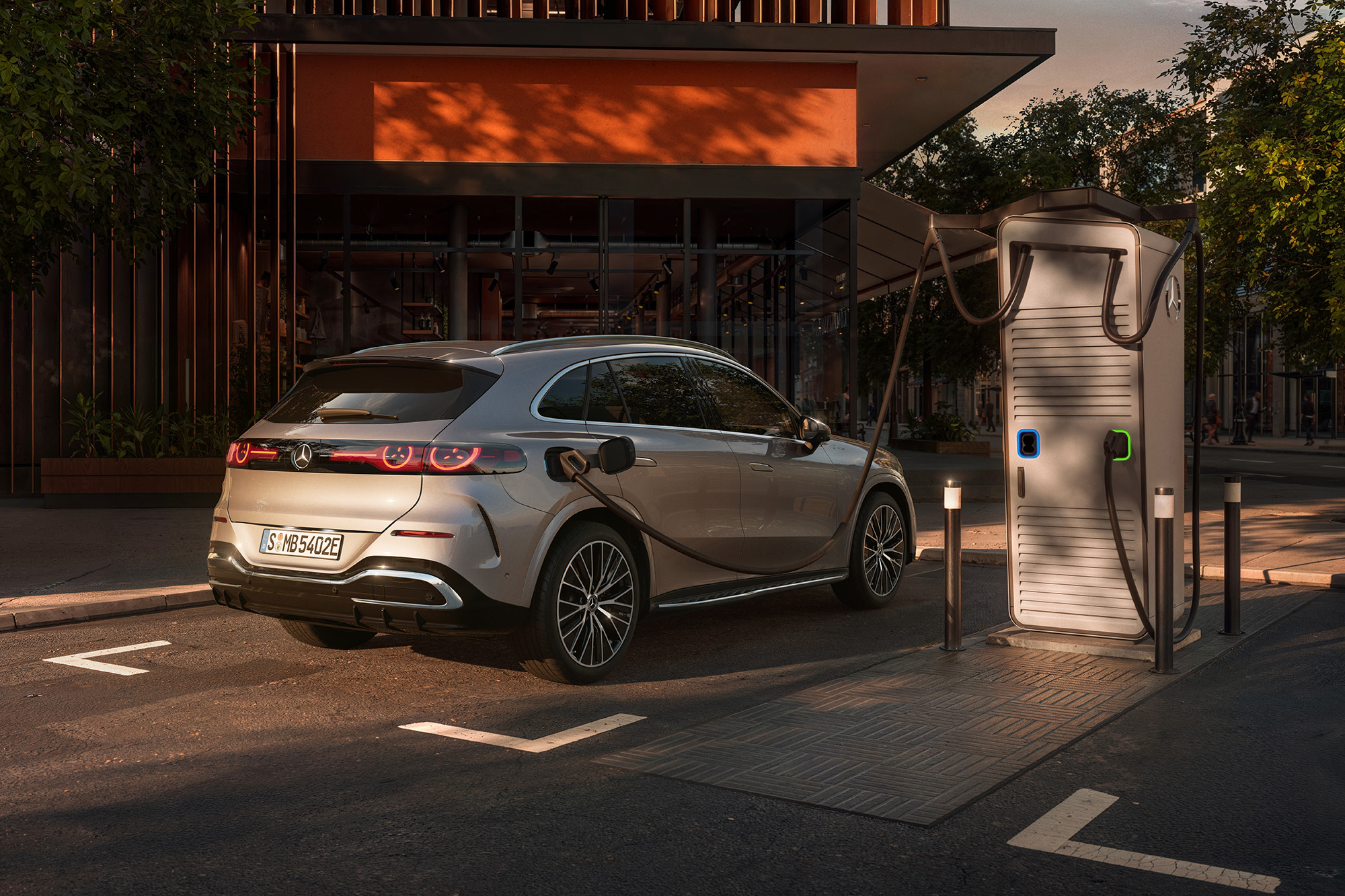 Mercedes-Benz Store | Mercedes-Benz. Ein GLC mit elektrischem Antrieb steht auf einer sonnigen Auffahrt.
