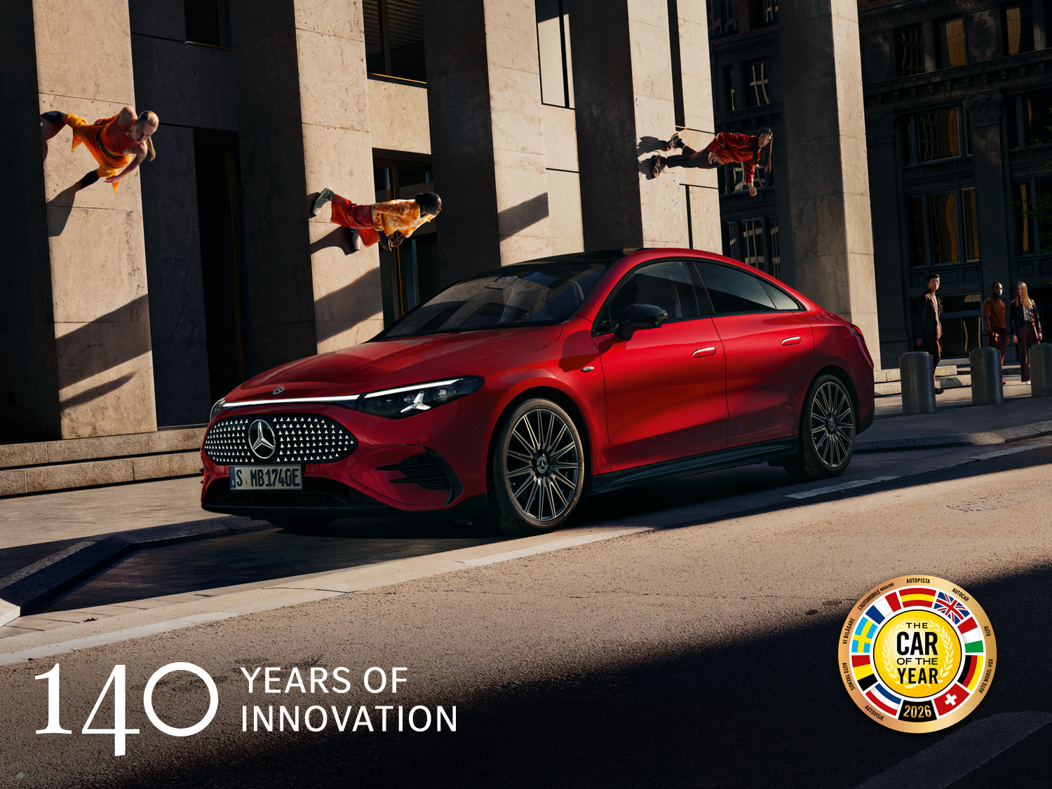 Mercedes-Benz Store | Mercedes-Benz. Ein roter, elektrischer CLA steht in einer surrealen Umgebung, in der Menschen Wände hochlaufen.