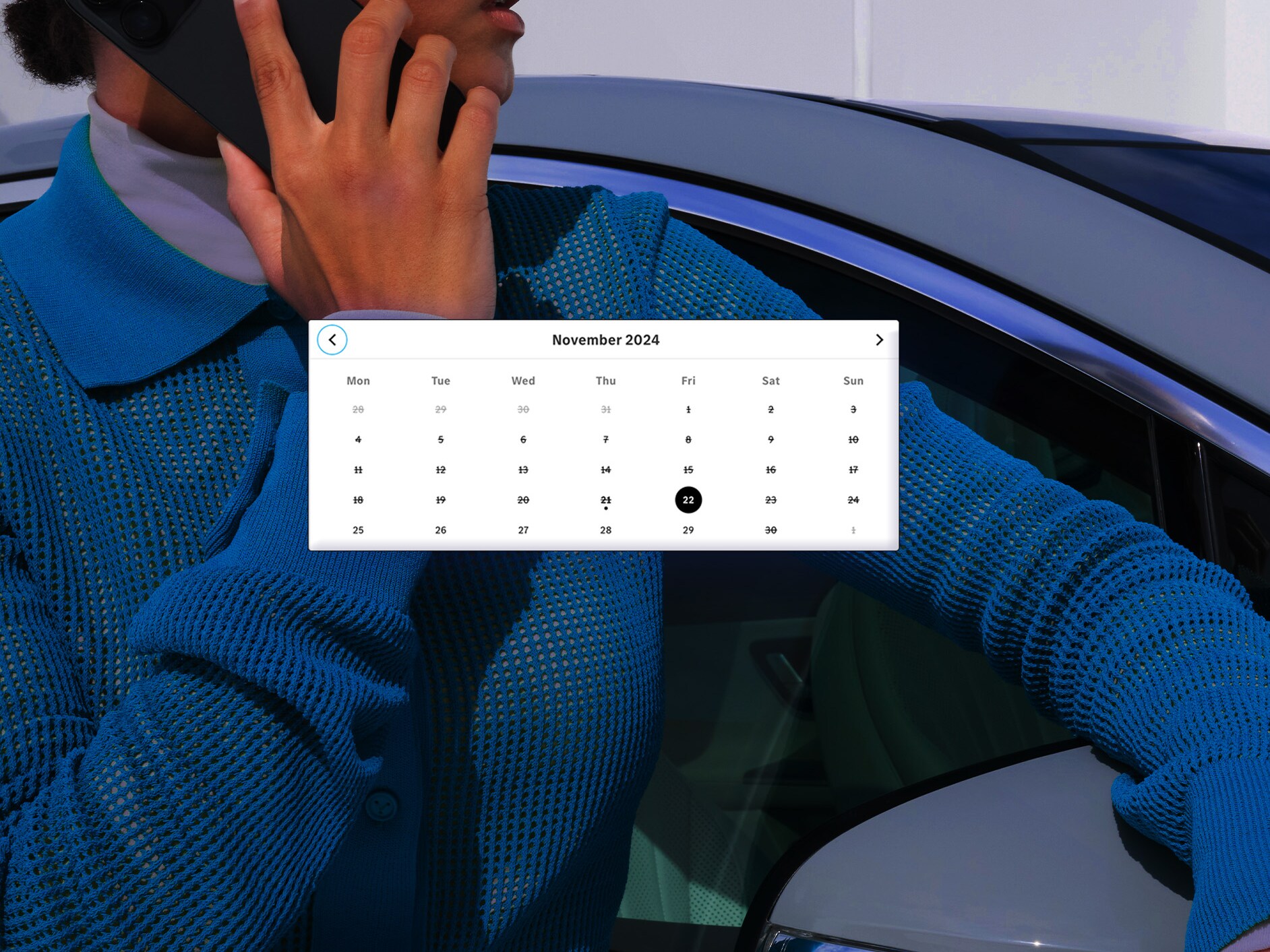 Ansicht eines blauen Mercedes-Benz Front mit einem Screenshot zu "Unsere Modelle"