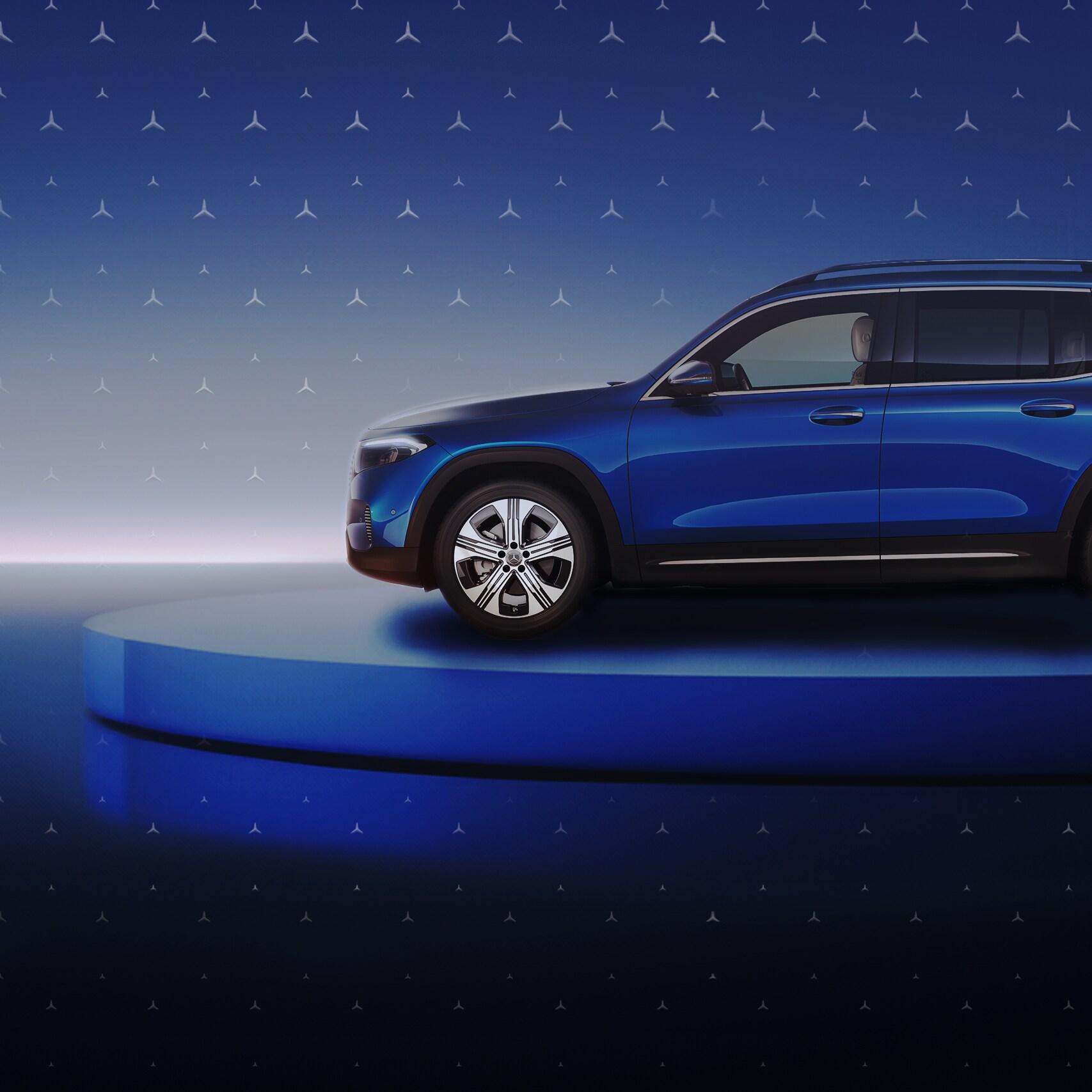 Zu sehen ist ein blauer GLC auf einer runden Bühne mit Stern im Hintergrund