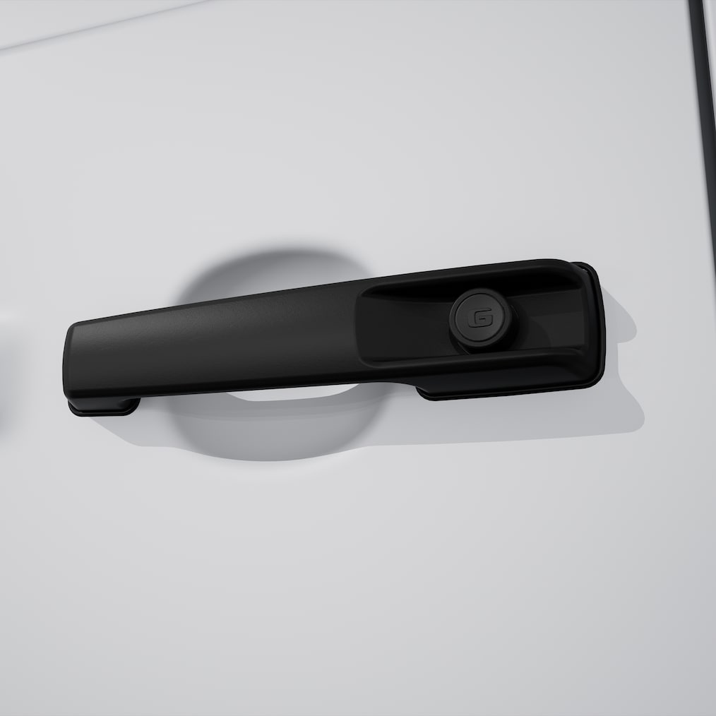 Nahaufnahme eines MANUFAKTUR Türknopfs in Schwarz mit Logo-Prägung.