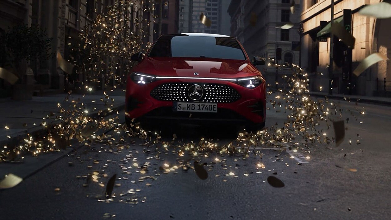 Der neue, vollelektrische Mercedes-Benz CLA in rot.