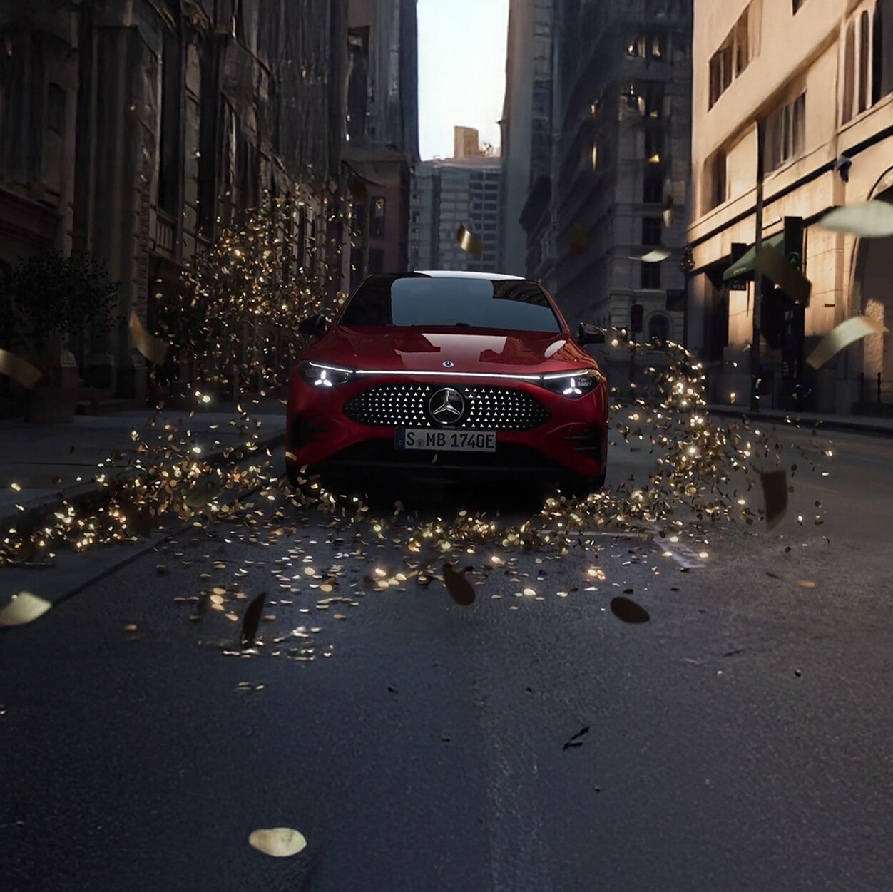 Der neue vollelektrische CLA Shooting Brake von Mercedes-Benz parkend in einer Straße und umhüllt von goldenem Glitter.