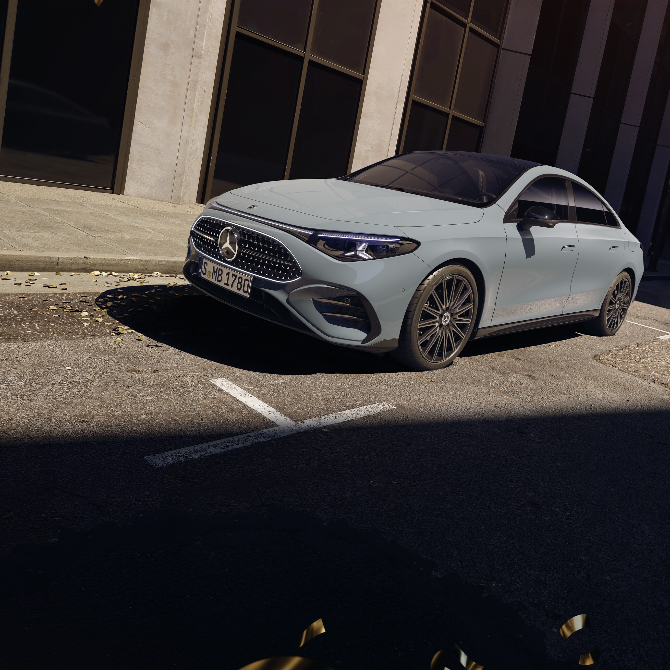 Die CLA Limousine stehend auf einer Straße.