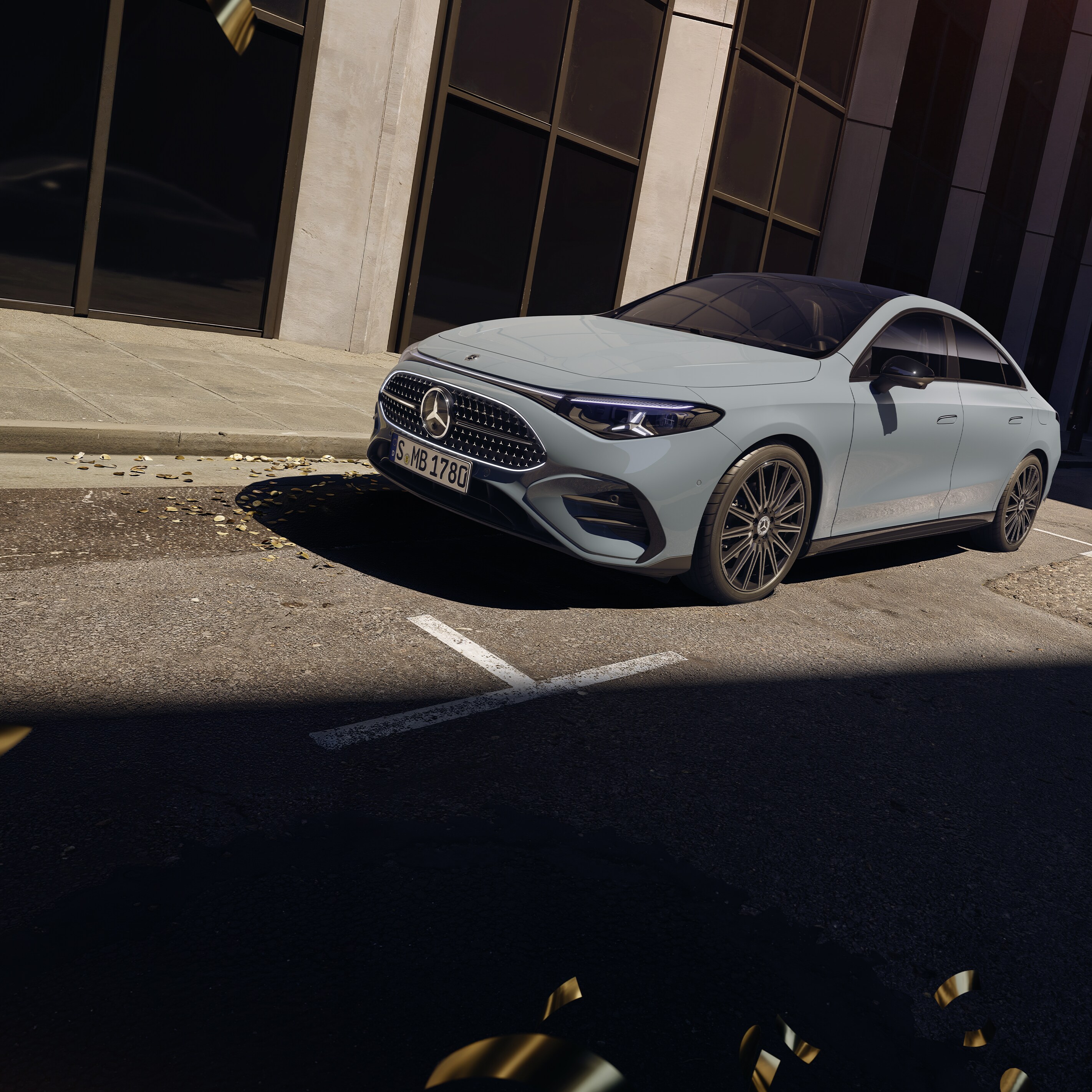 Die CLA Limousine stehend auf einer Straße.