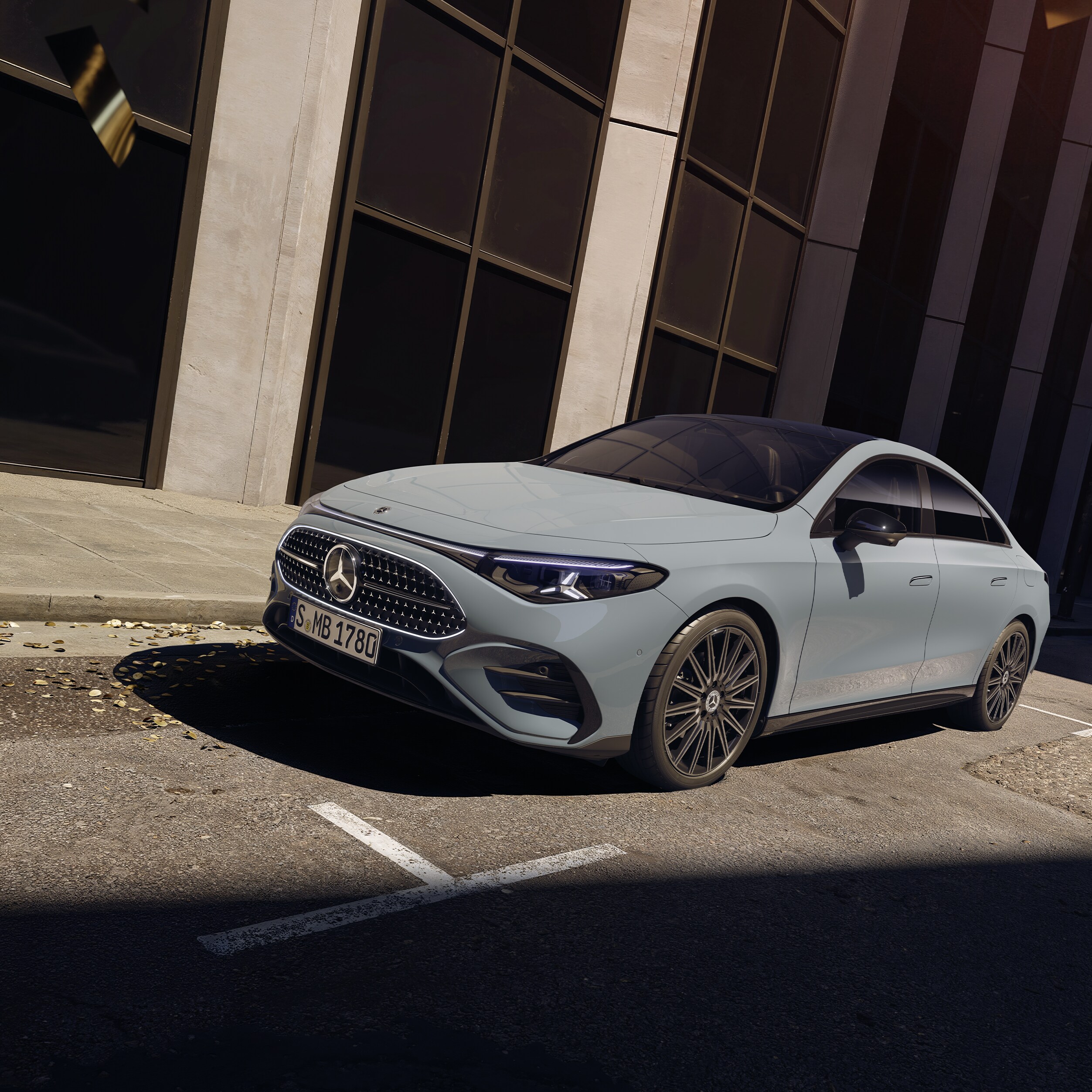 Die CLA Limousine stehend auf einer Straße.