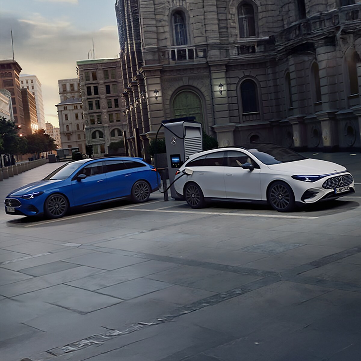 Ein blauer Mercedes-Benz CLA Shootingbrake auf einem Parkstreifen.
