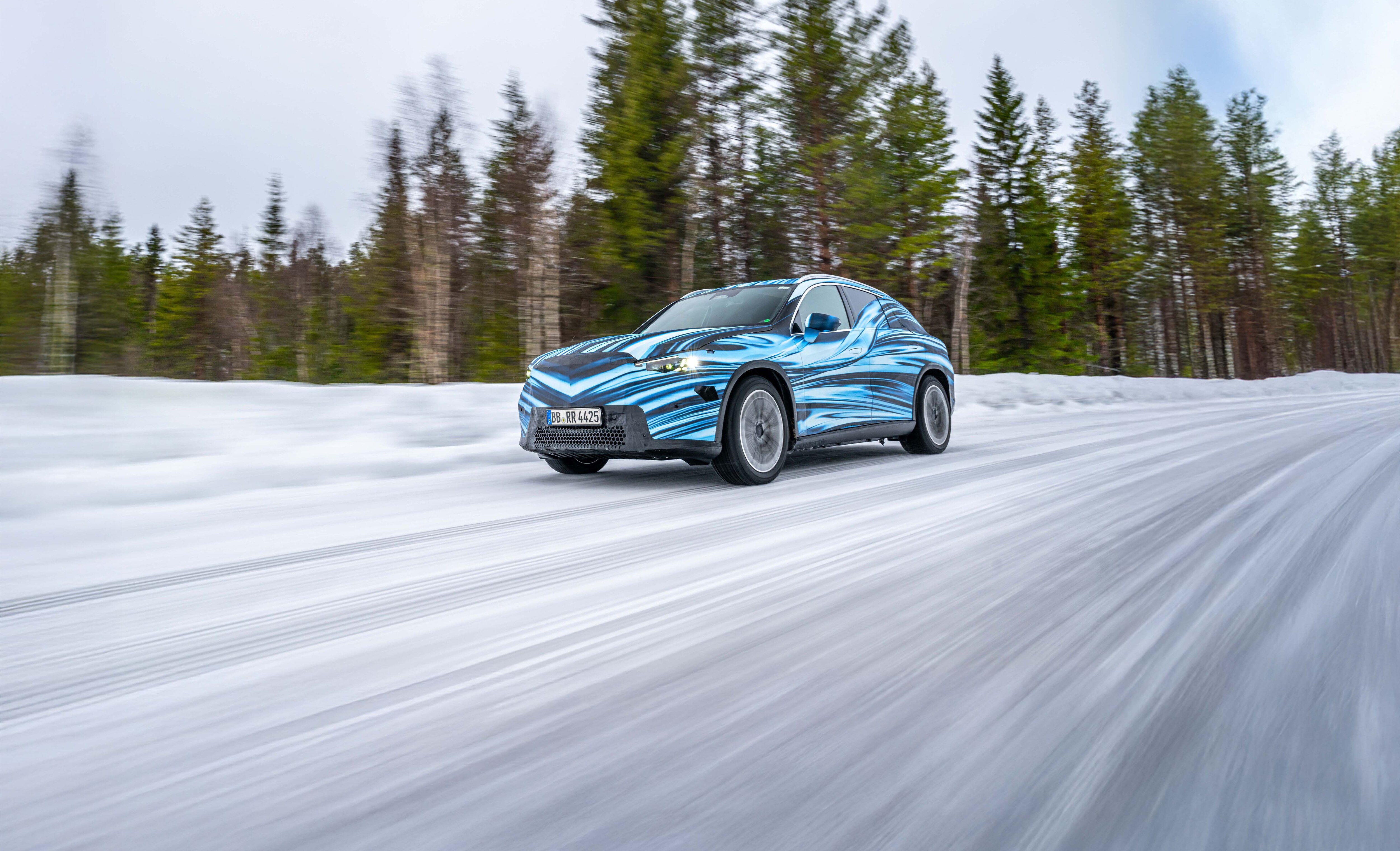 Der neue, vollelektrische GLC SUV mit Folie beklebt fährt auf einer Strecke mit Schnee.