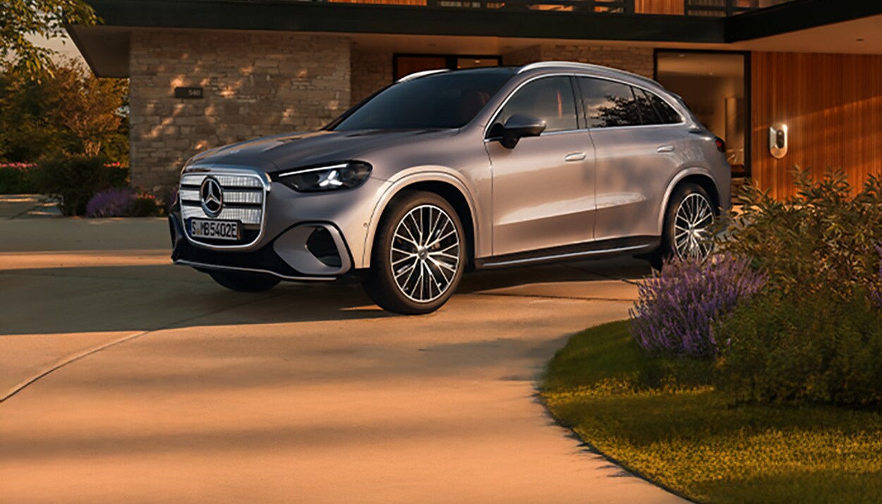 Der neue, vollelektrische GLC SUV vor einem modernen Haus.