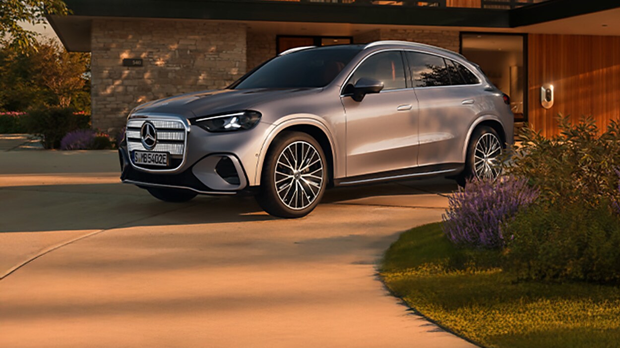 Der neue, vollelektrische Mercedes-Benz GLC SUV vor einem modernen Haus.