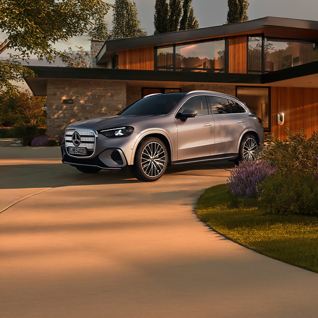 Der neue, vollelektrische Mercedes-Benz GLC SUV vor einem modernen Haus.