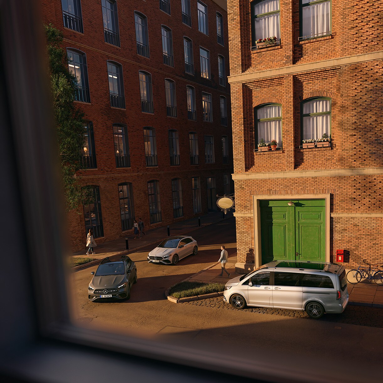 Drei verschiedene Mercedes-Benz Modelle fahren auf einer Straße, die durch eine Häuserschlucht führt.