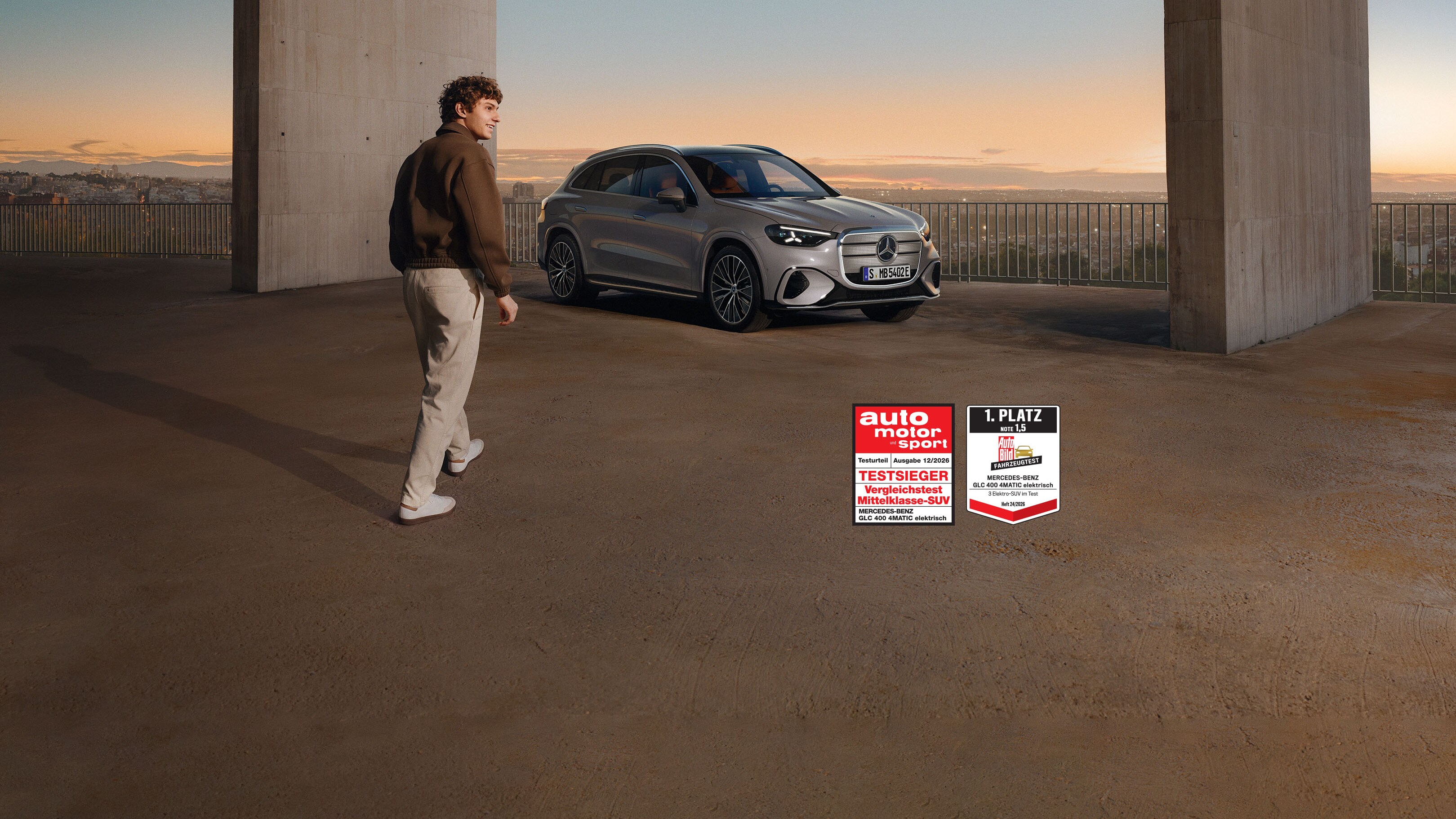 Der neue elektrische GLC unter einer Brücke.
