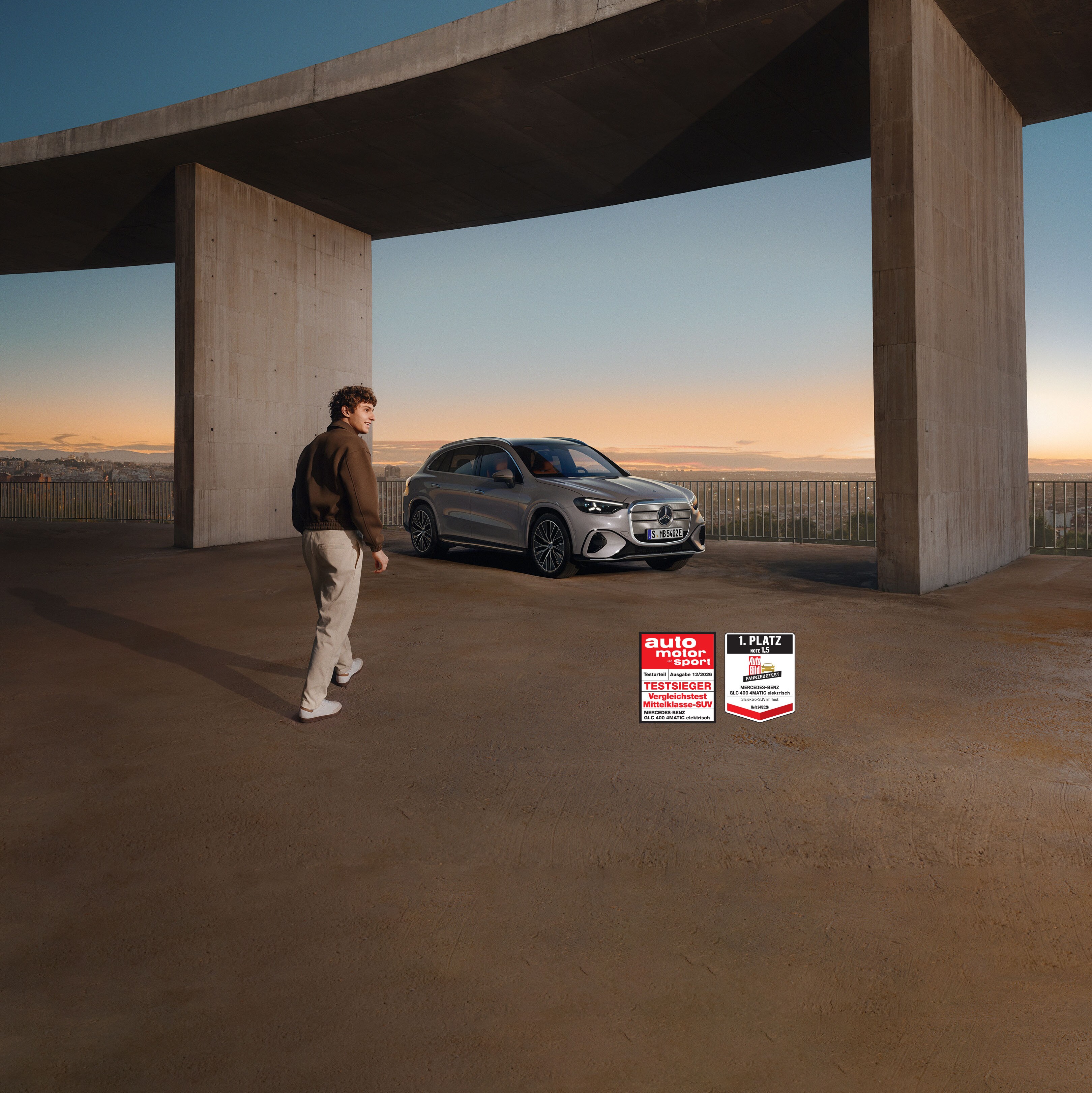 Der neue elektrische GLC unter einer Brücke.
