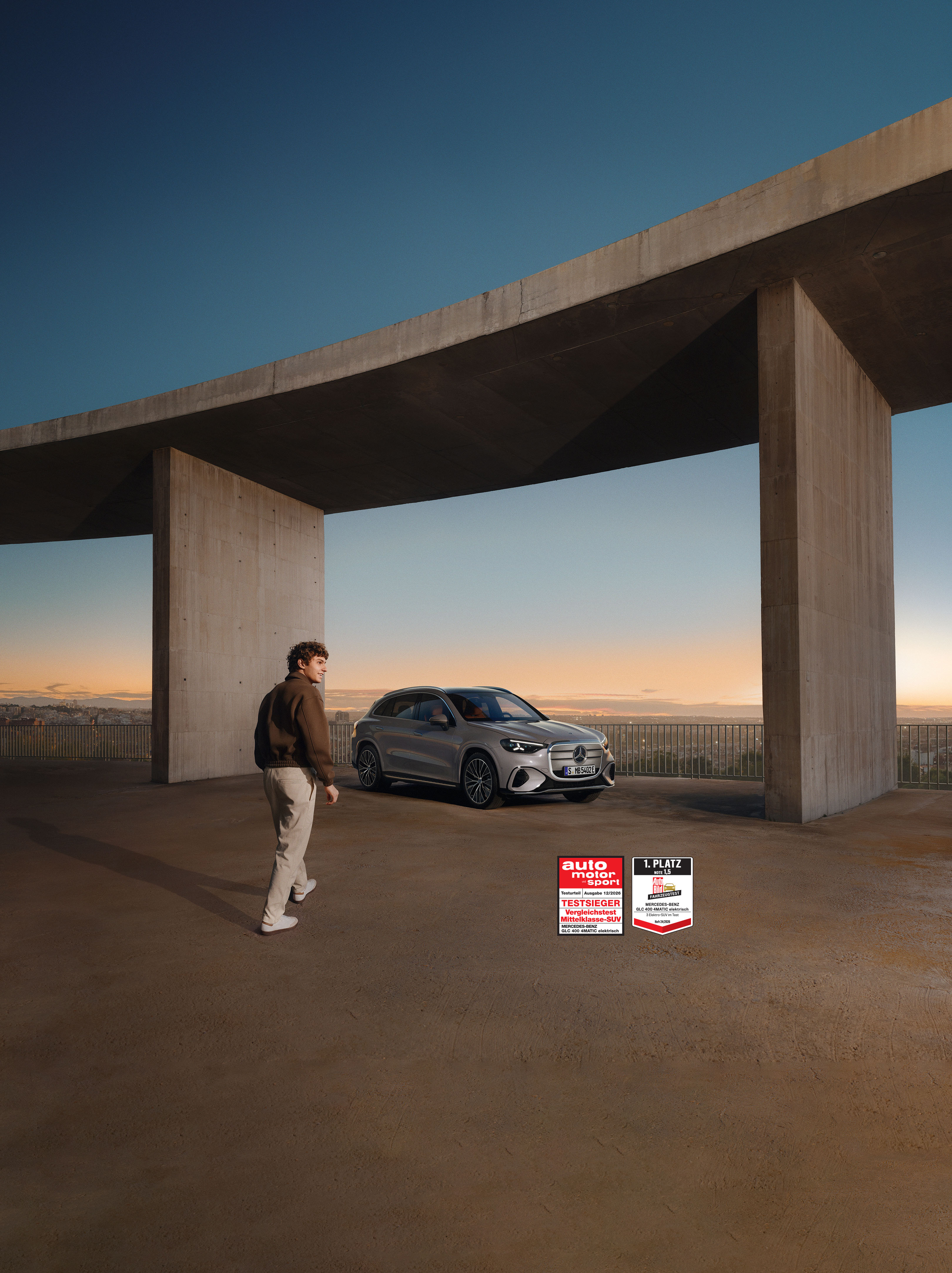 Der neue elektrische GLC unter einer Brücke.