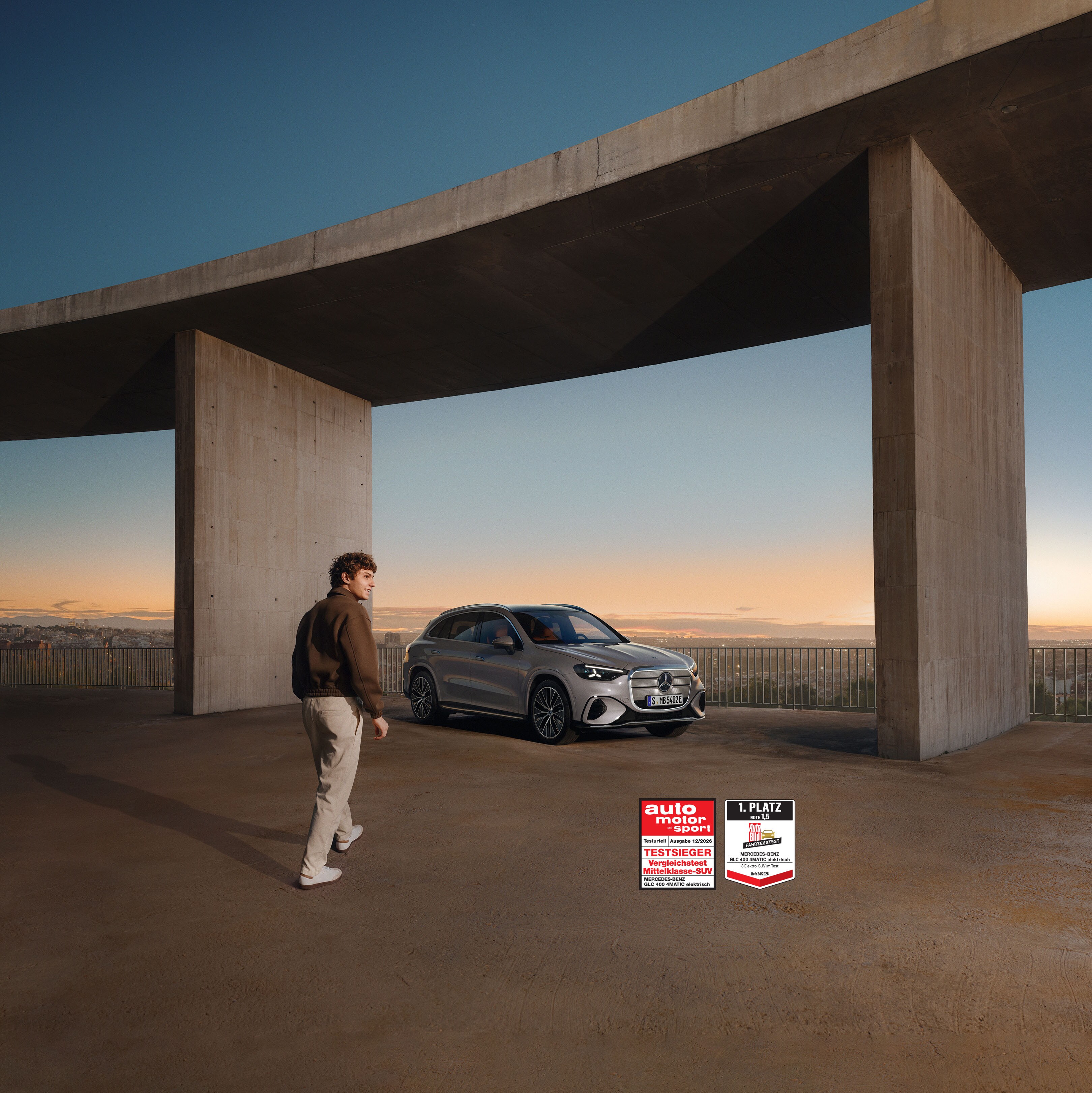 Der neue elektrische GLC unter einer Brücke.