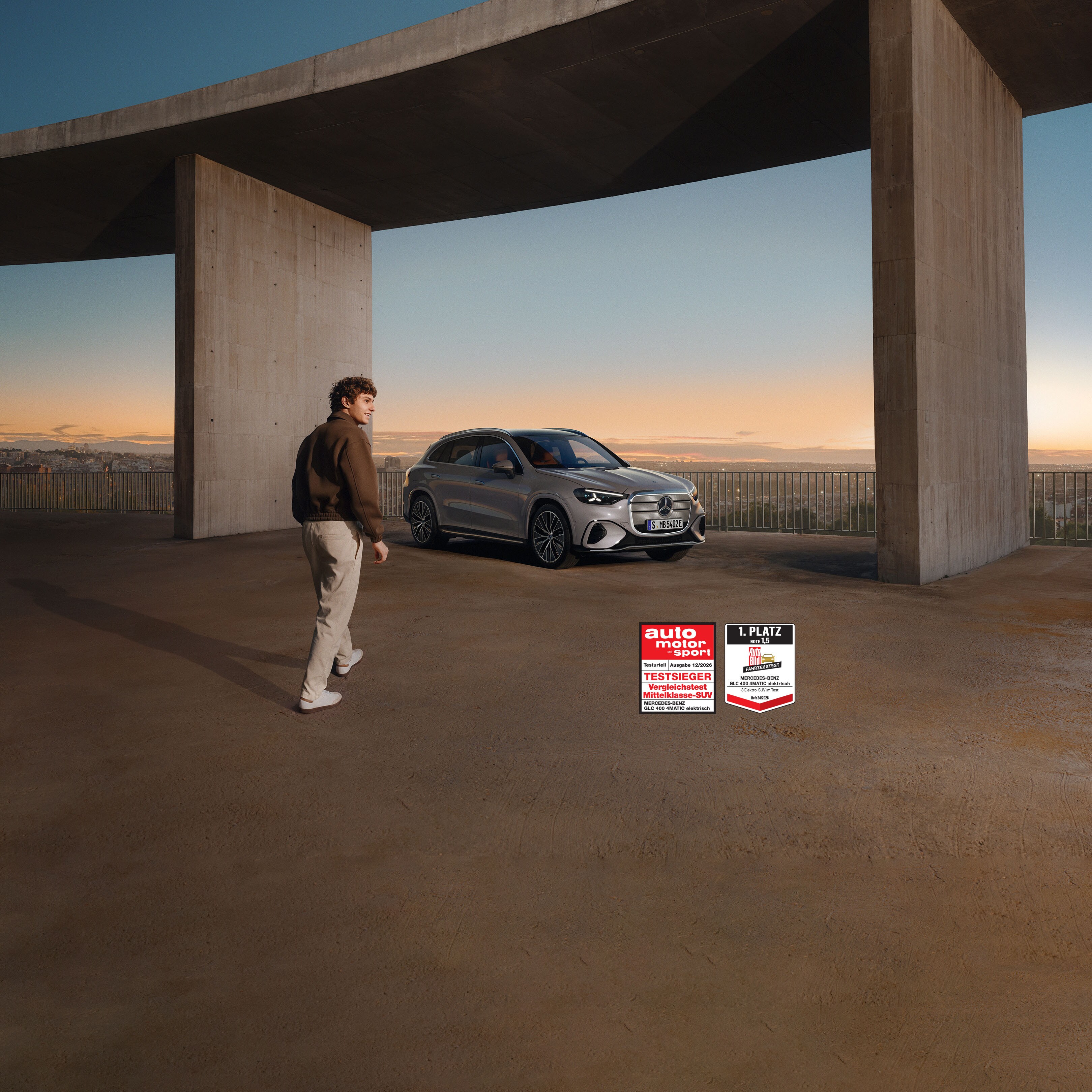 Der neue elektrische GLC unter einer Brücke.