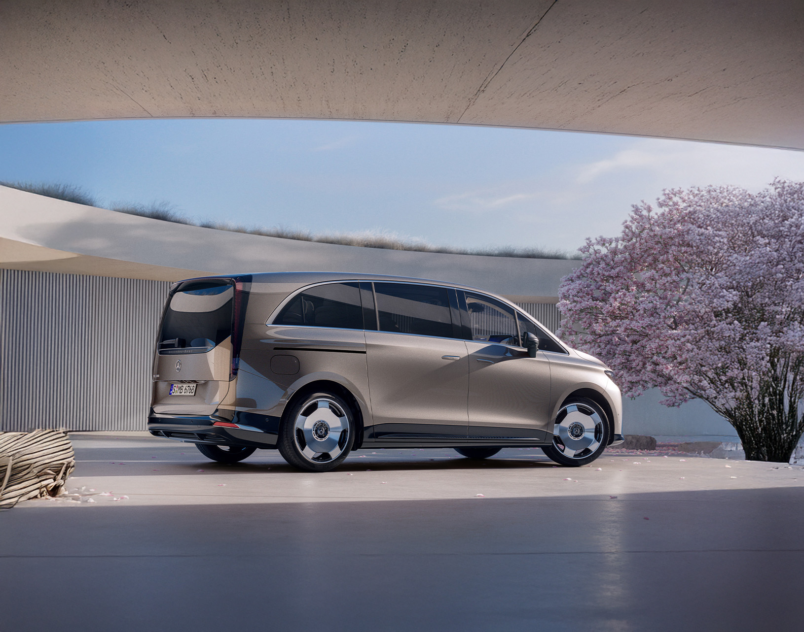 VLE | Mercedes-Benz Gezeigt wird der VLE von Mercedes-Benz. Parkend vor einem modernem Gebäude mit einem Kirschbaum an der Seite.