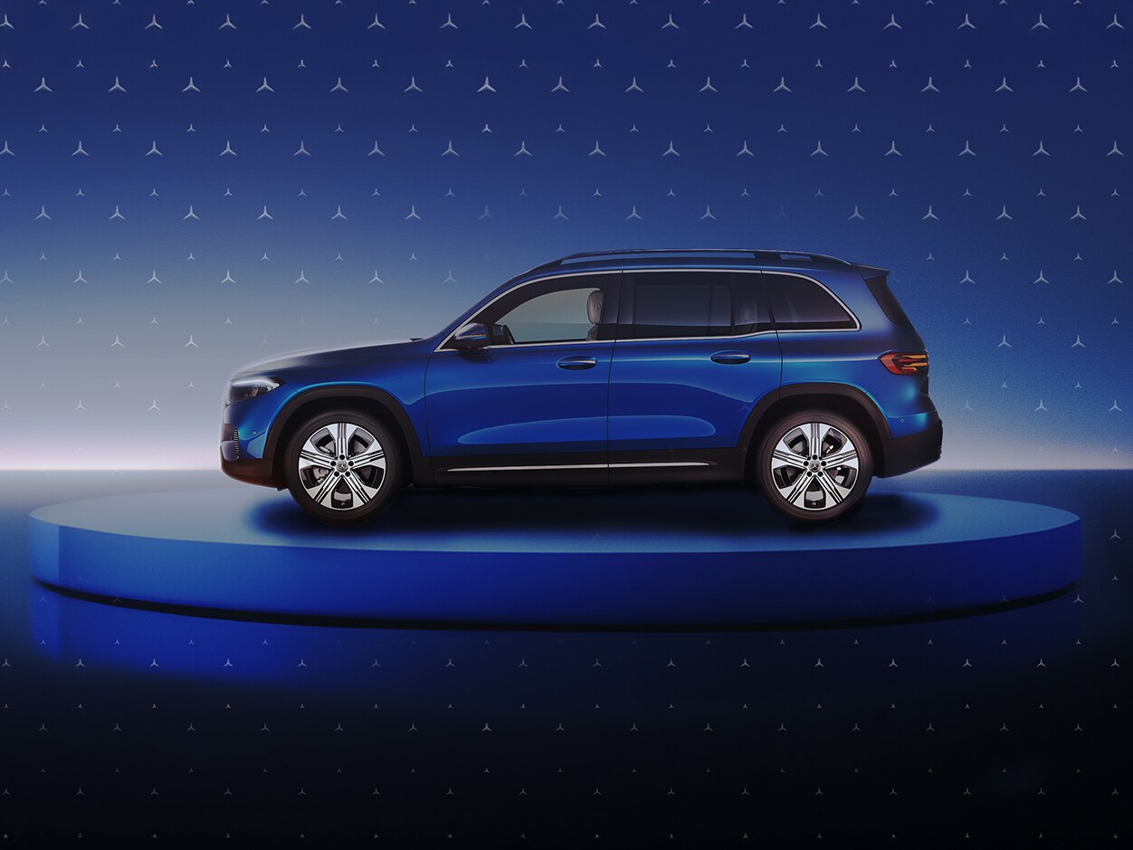 Zu sehen ist ein blauer GLC auf einer runden Bühne mit Stern im Hintergrund